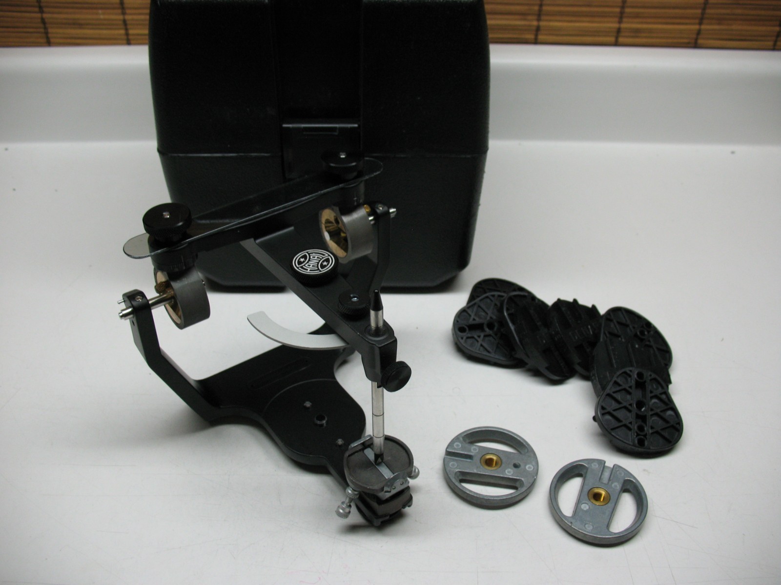 HANAU WIDE-VUE II DENTAL ARTICULATOR WITH 10 NEW MOUNTING PLATES WITH CASE # 2