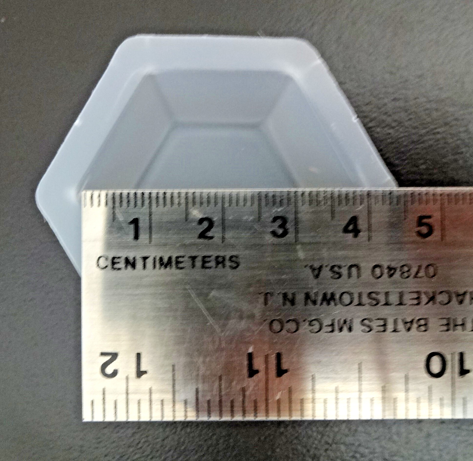 FISHER BRAND Polystyrene Flat Bottom Hexagonal Weighing Dish 02-202-100 (500/pk)