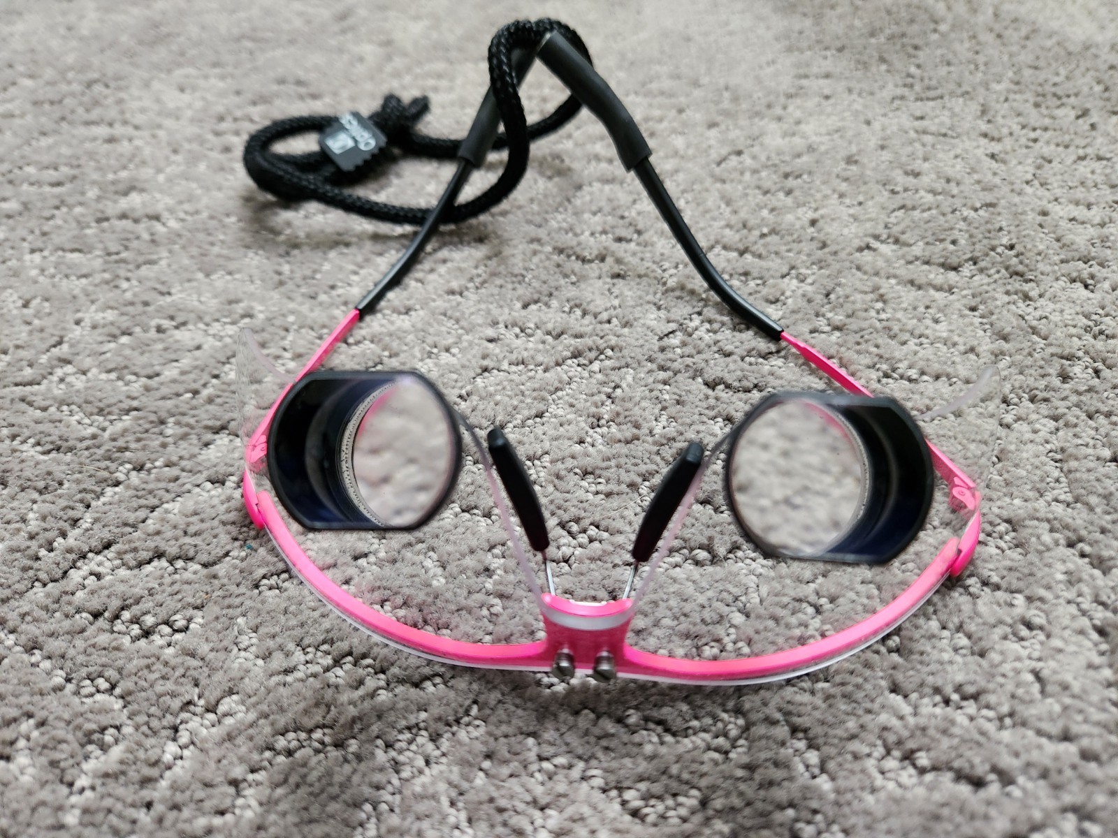 Q-Optics Dental Loupes with Rechargeable Light – F-2.5x Eclipse in Hot Pink