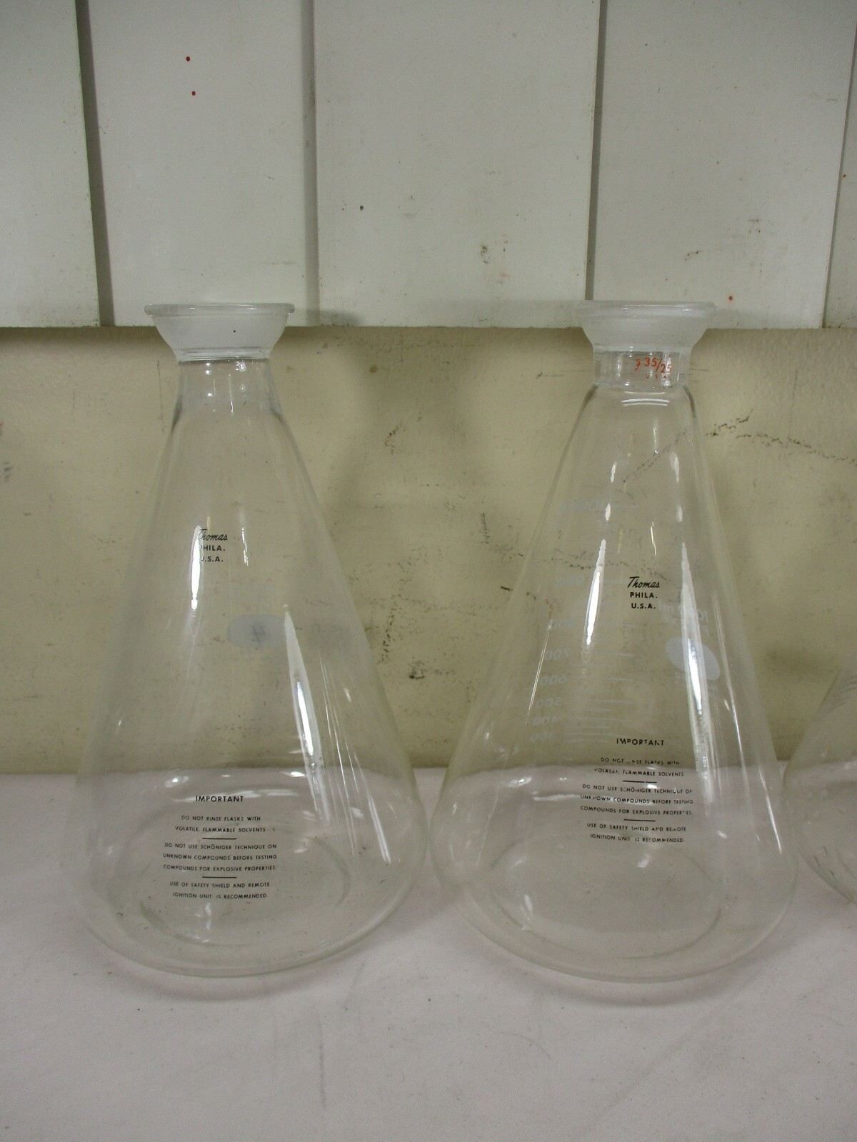 27 Thomas Pyrex Glass Erlenmeyer Flask Beakers & Clamps Lot 1000,250,125 ml (A)