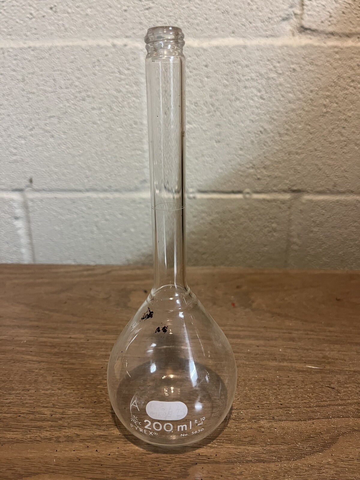 pyrex 200ml volumetric flask no. 5650 grade A