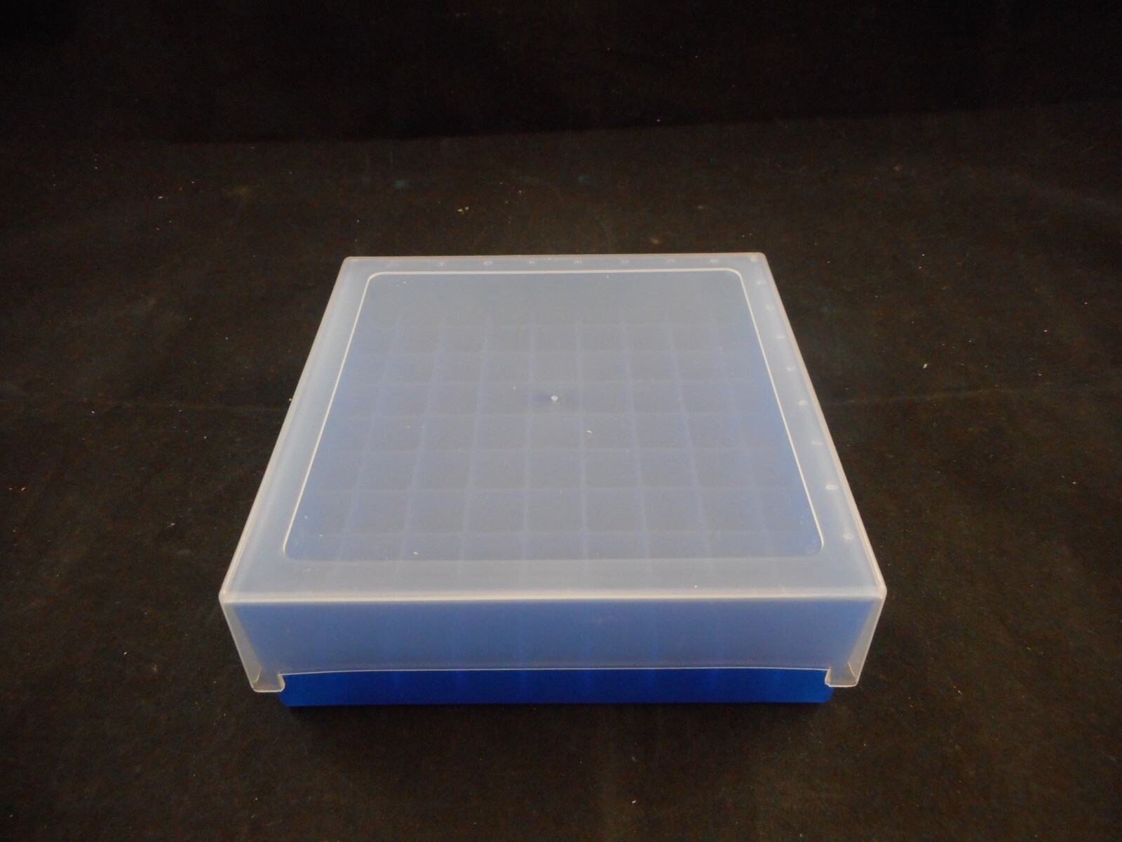 USA Scientific Plastic 81 Tube Rack 13 x 13 x 26mm Cell w/ Lid Blue 2381-5048