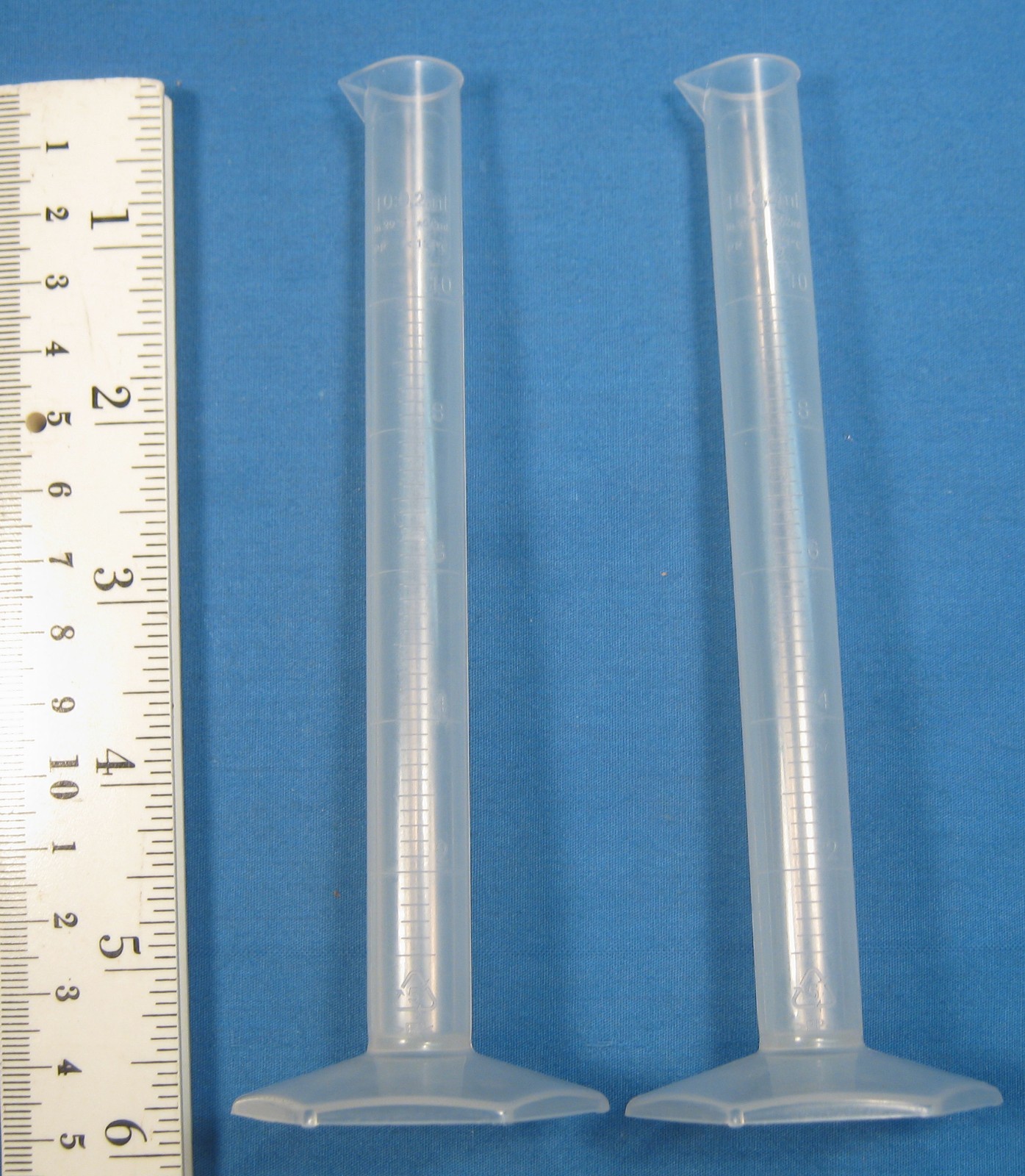 PLASTIC 10 ML GRADUATE CYLINDERS X2 NEW OLD STOCK FREE SHIPPING