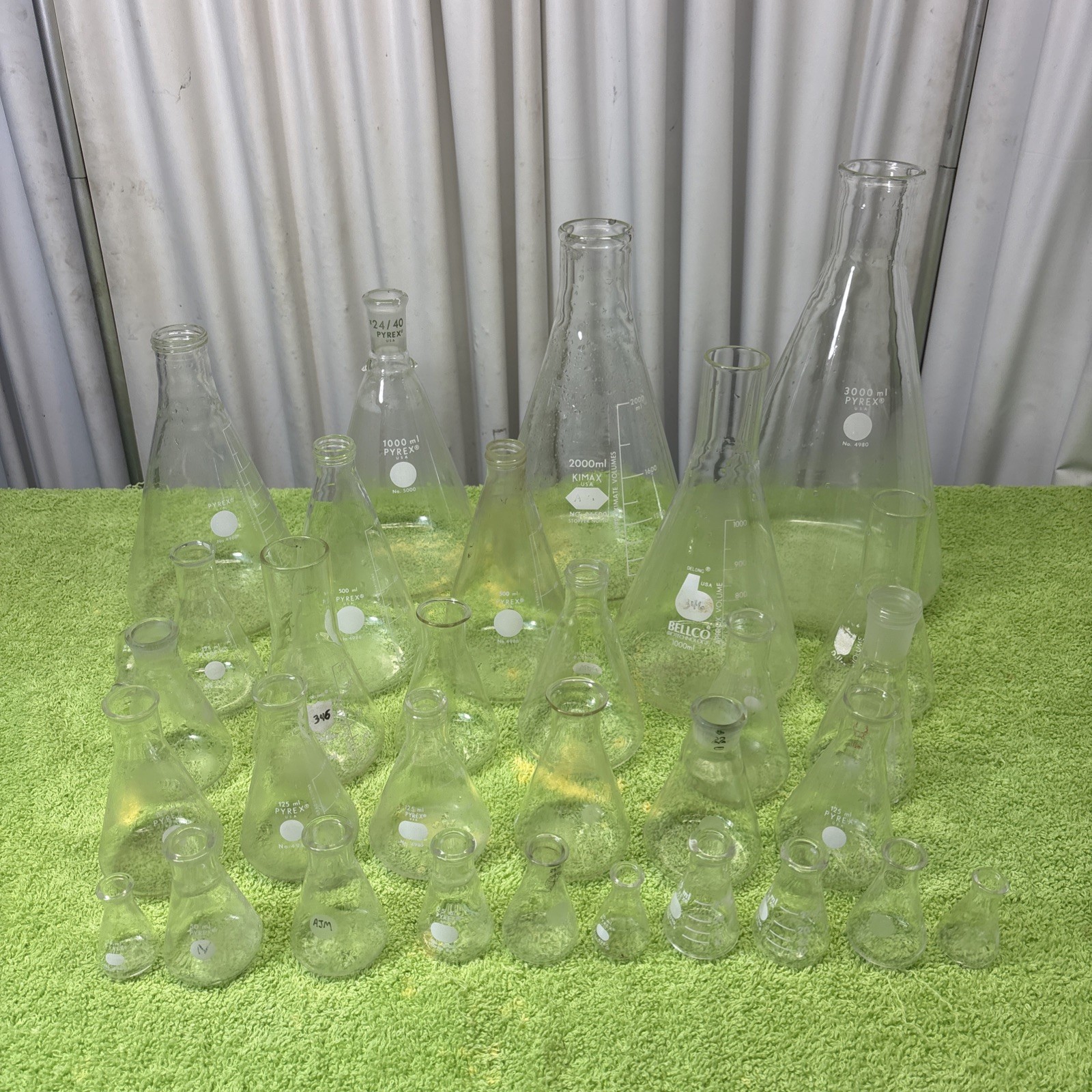 Lot of (32) Pyrex/Kimax/Bellco Flasks 10/25/50/125/250/500/1000/2000/3000 mL