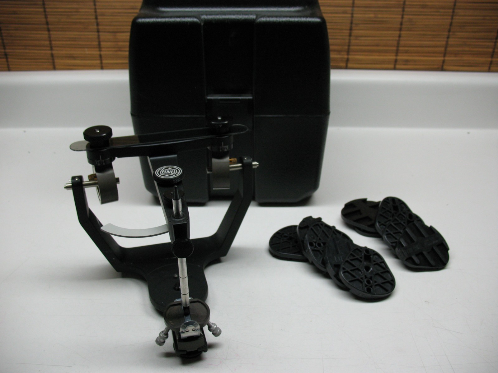 HANAU WIDE-VUE II DENTAL ARTICULATOR WITH 10 NEW MOUNTING PLATES / CARRYING CASE