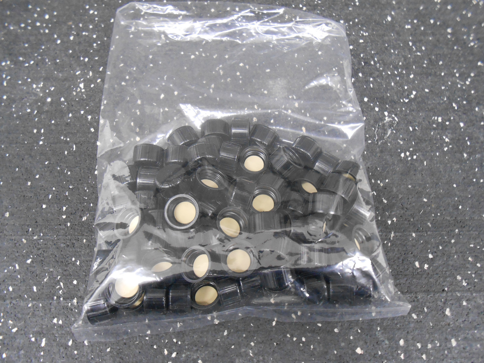 1 BAG OF 100 FISHERBRAND BLACK PHENOLIC SCREW CAPS WITH RUBBER LINER FOR VIALS