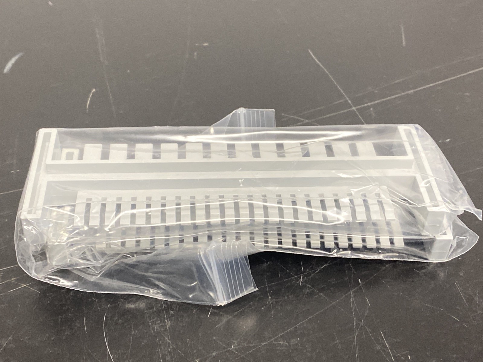 (4) BENCHMARK 22/12 & 18/10 Teeth Reversible Combs E1101-COMB1 E1101-COMB2