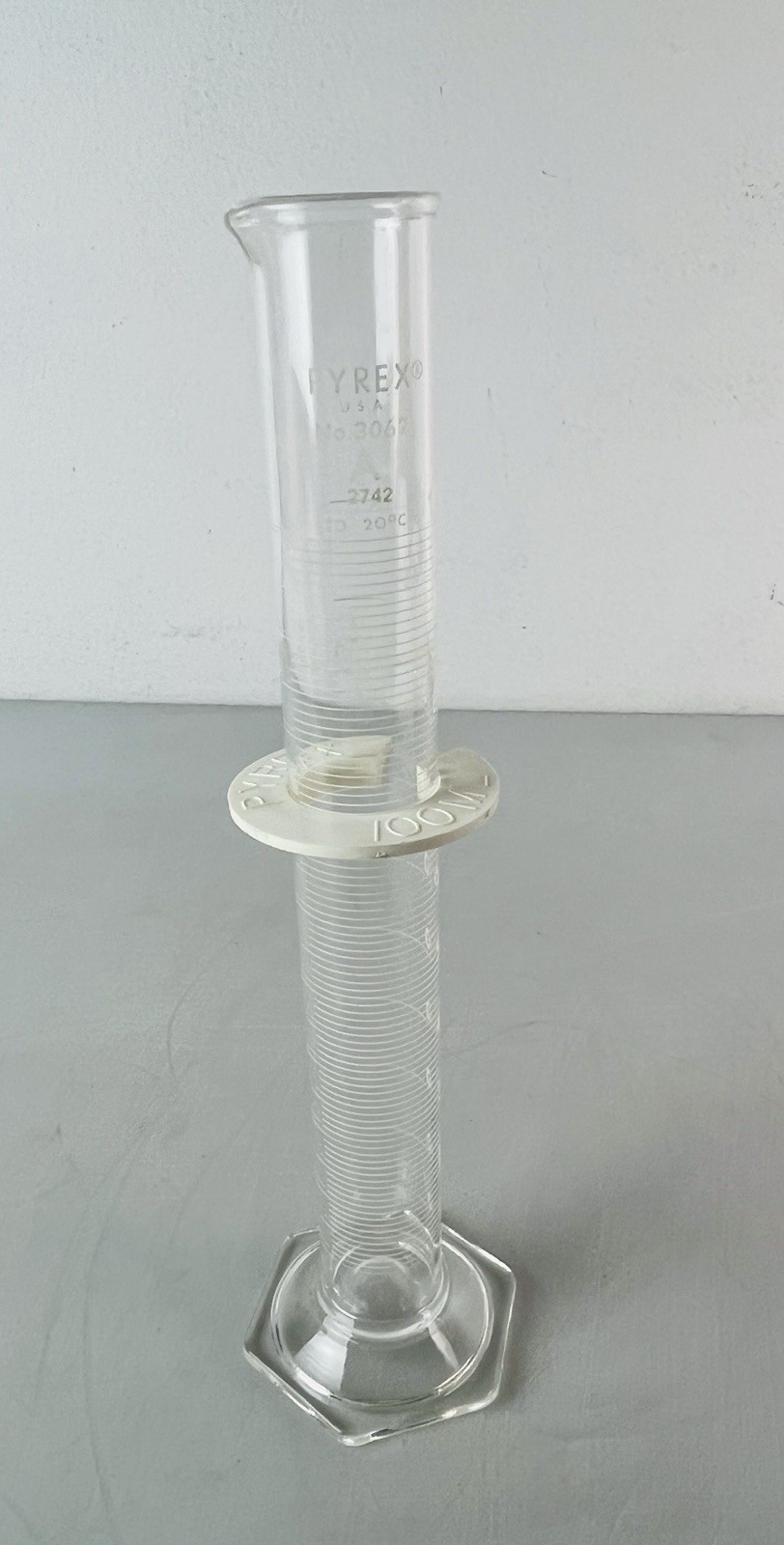 PYREX Glass Class A 2742 100mL TD Graduated Cylinder Hex Base w/ Bumper #3062