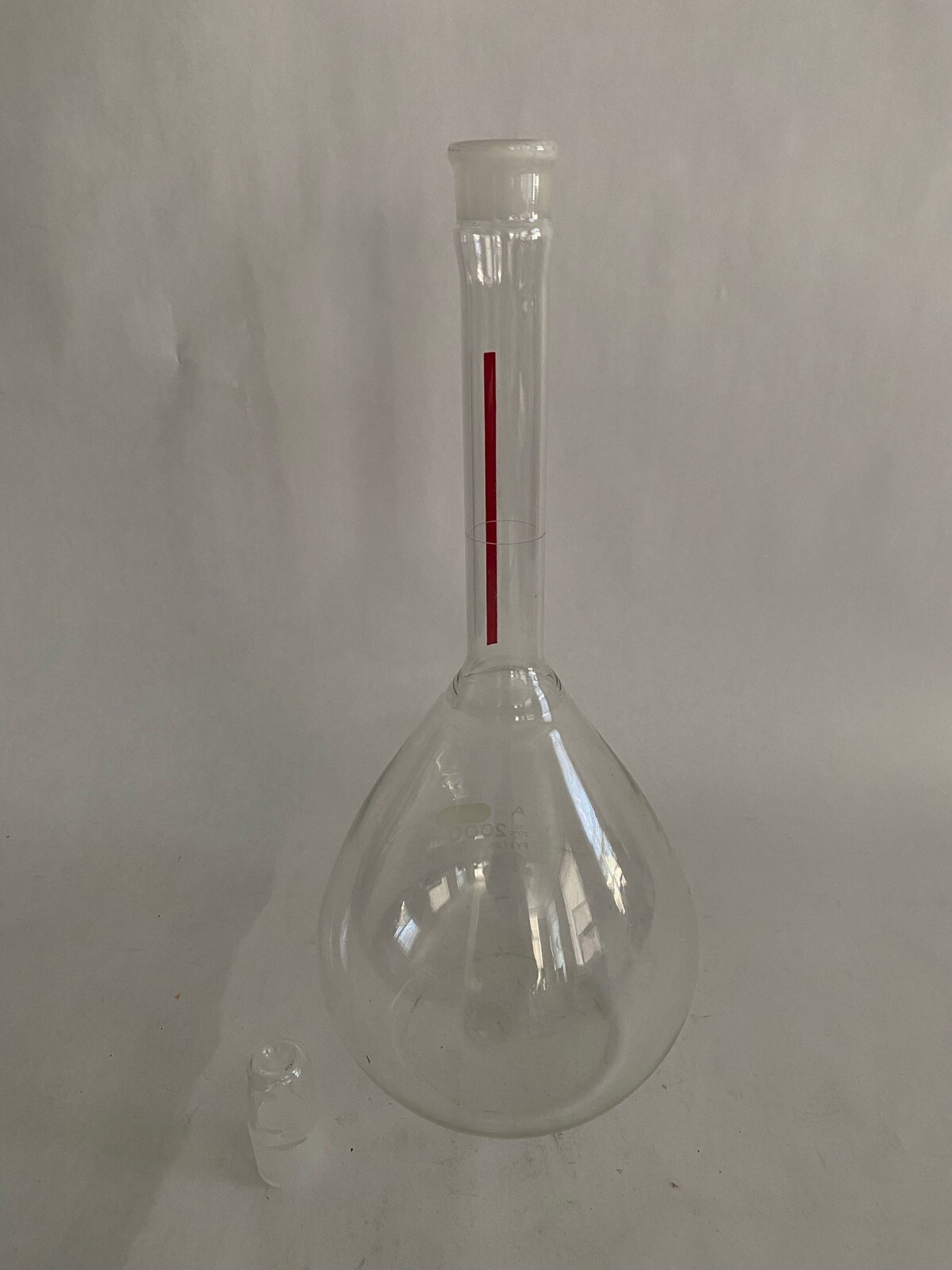 PYREX 2000mL Class A Glass Lifetime Red Volumetric Flask #27 Stopper 5660-2L B