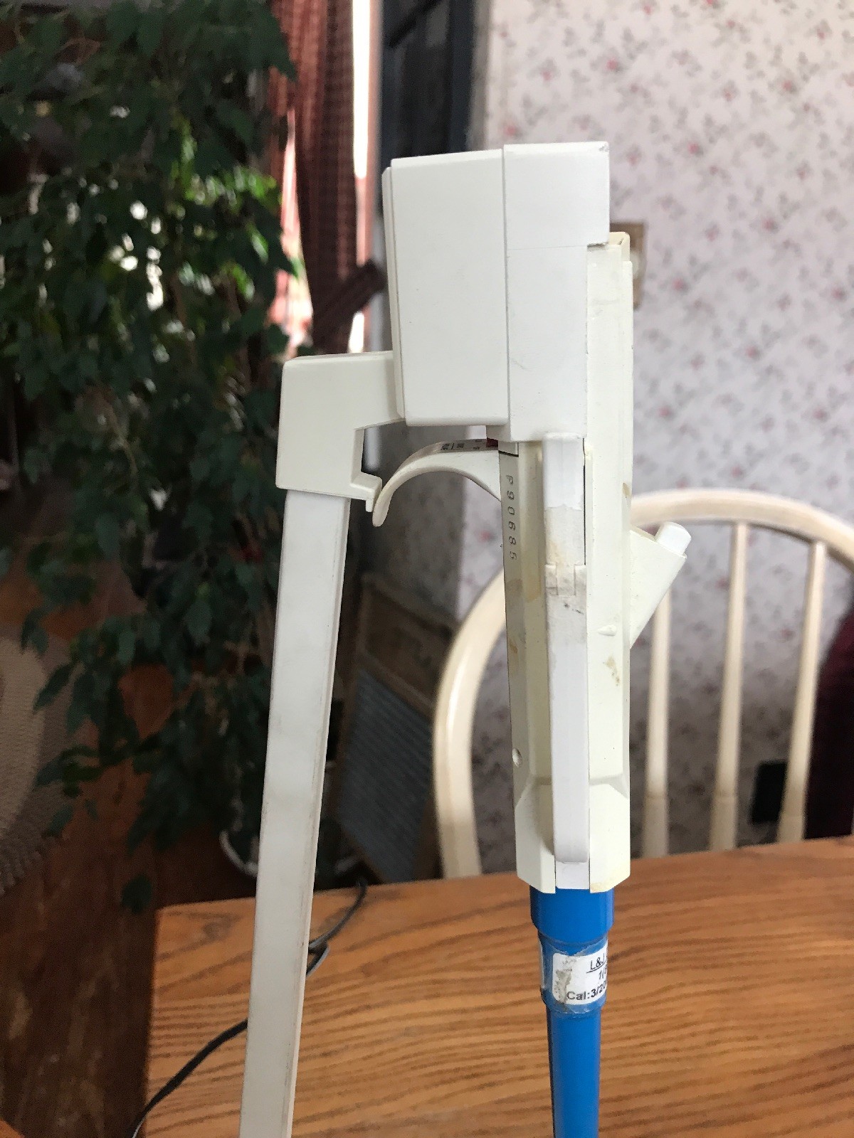 Biohit Proline Electronic Single Channel Pipette, 50-1000uL, w/ Charging Stand