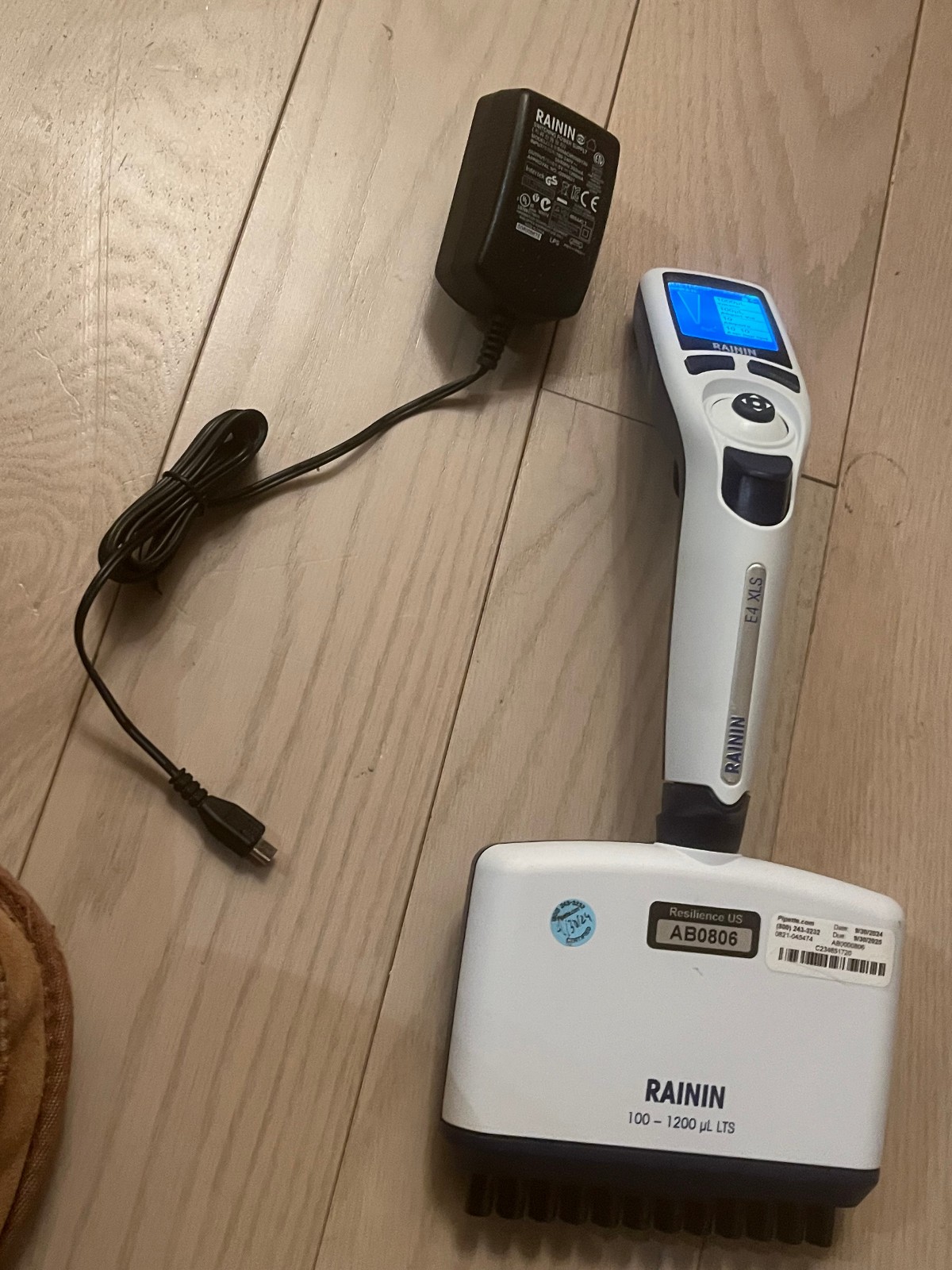 Rainin E4 XLS multichannel pipet electronic 100-1200 digital LTS charger qx