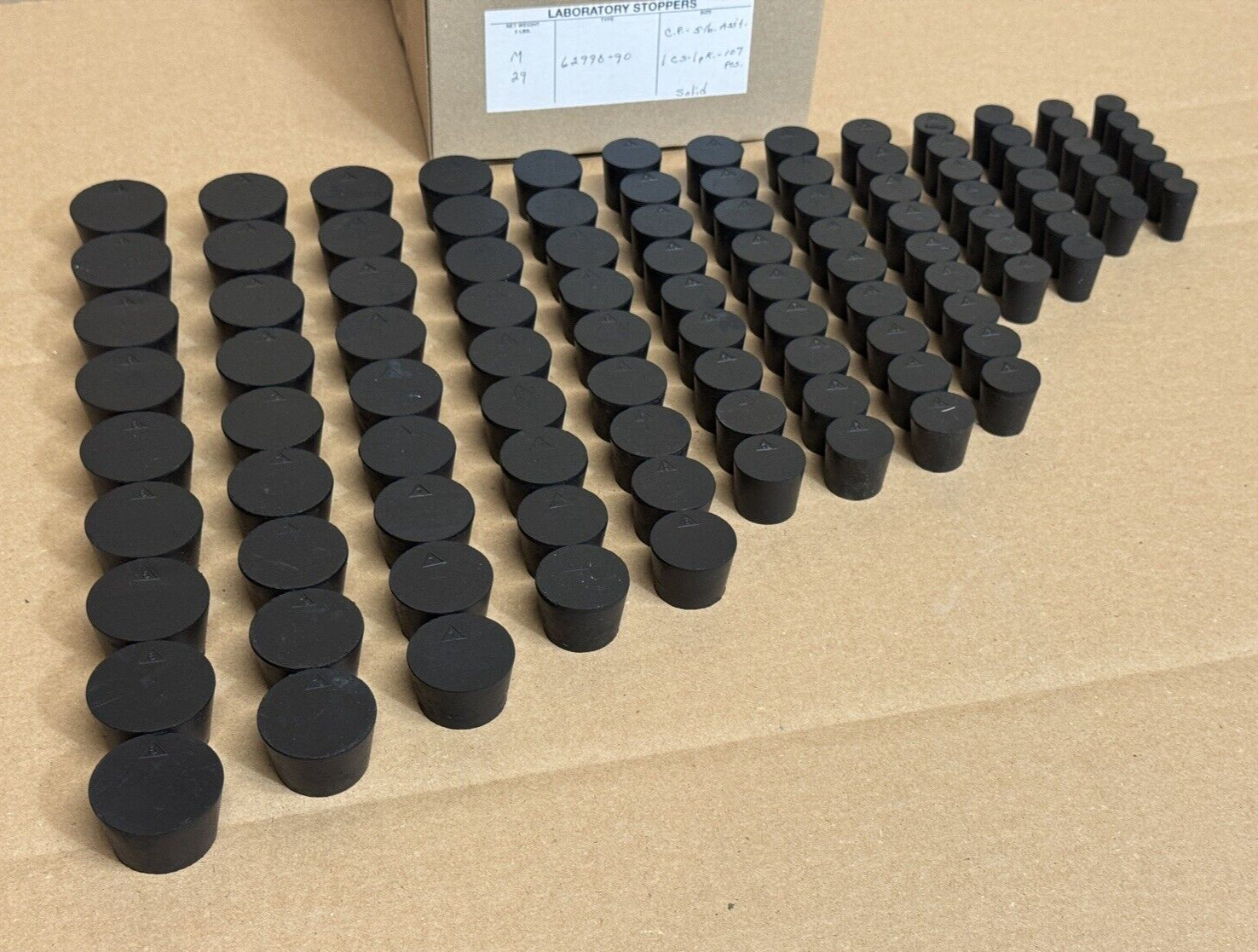 Cole Parmer Black Rubber Stoppers, Assorted Sizes 00-8, 107 Pack New