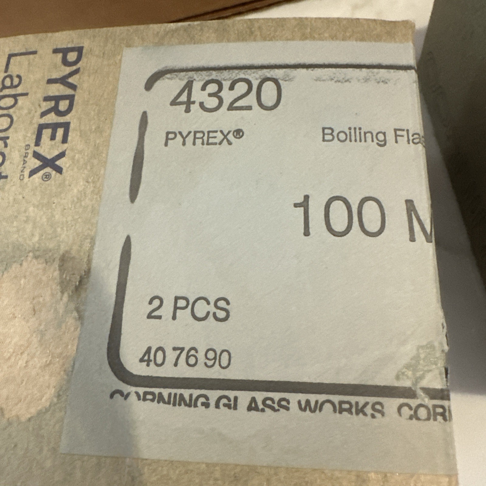 2 Boxes of 2 – 100ml Pyrex 4320 Boiling Flask, Round bottom, Short Neck, 24/40