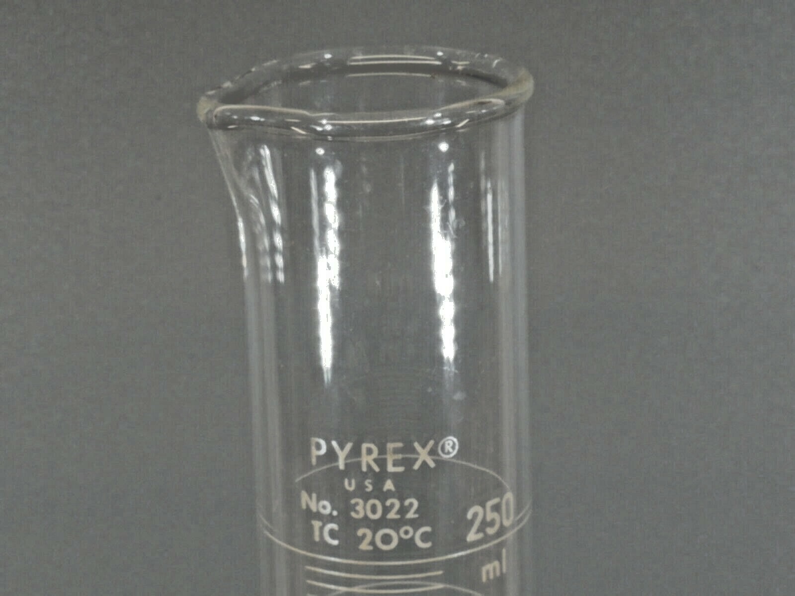 Pyrex 250 ml Graduated Cylinder Hex Base No. 3022 TC 20 C