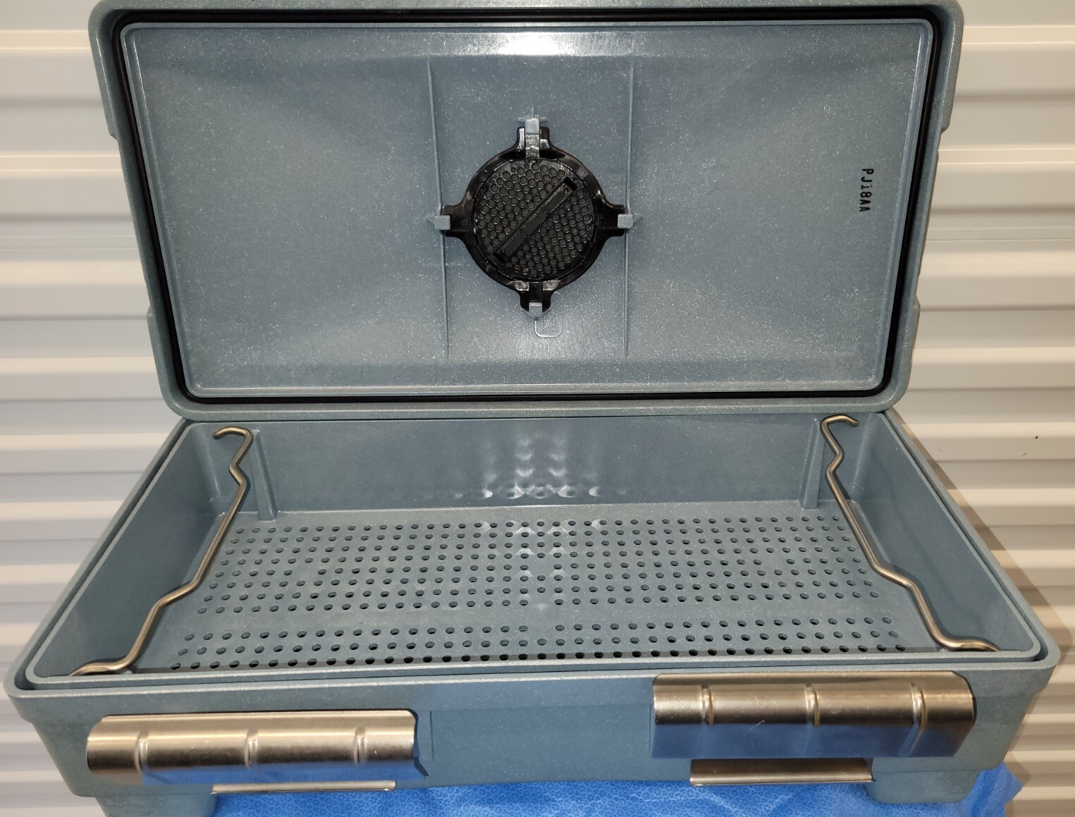 STERIS PJ18AA STERILIZATION CASE W/INSIDE TRAY (21″L × 10″D × 3.5″H)