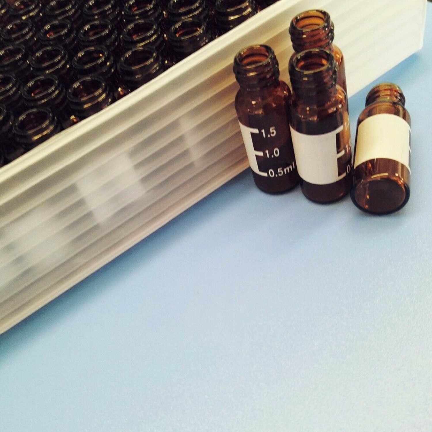 2000pcs 2mL Amber Autosampler Vials 9-425 Screw Top 9mm Sample Glass Bottles Lab