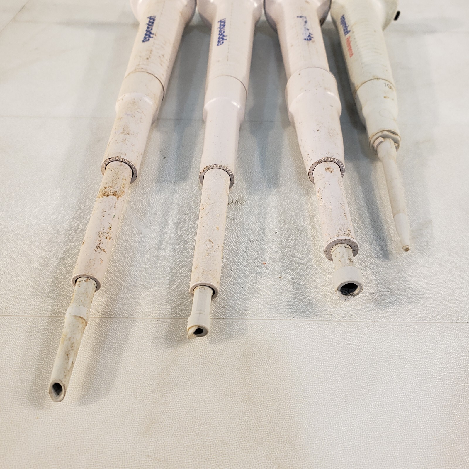 Eppendorf Set 4 Pipettes 0.5-10uL 50-250uL 200-1000uL 500-2500uL 2.5 mL Pipettor