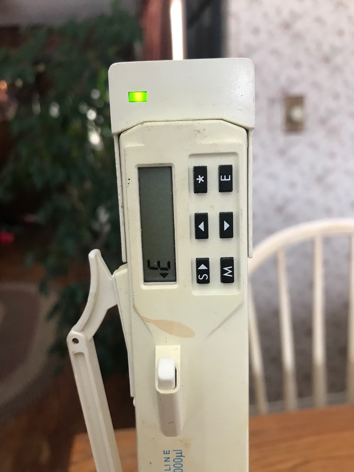 Biohit Proline Electronic Single Channel Pipette, 50-1000uL, w/ Charging Stand