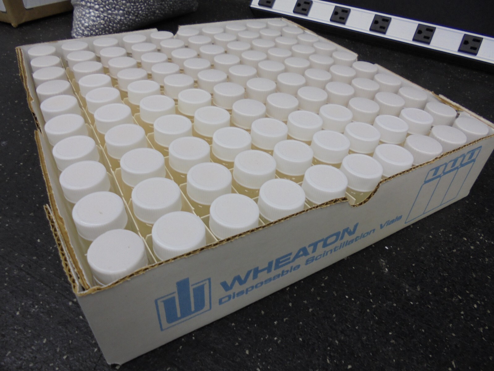Wheaton 3002-1 Disposable Scintillation Vials BOX OF 100 Glass vials