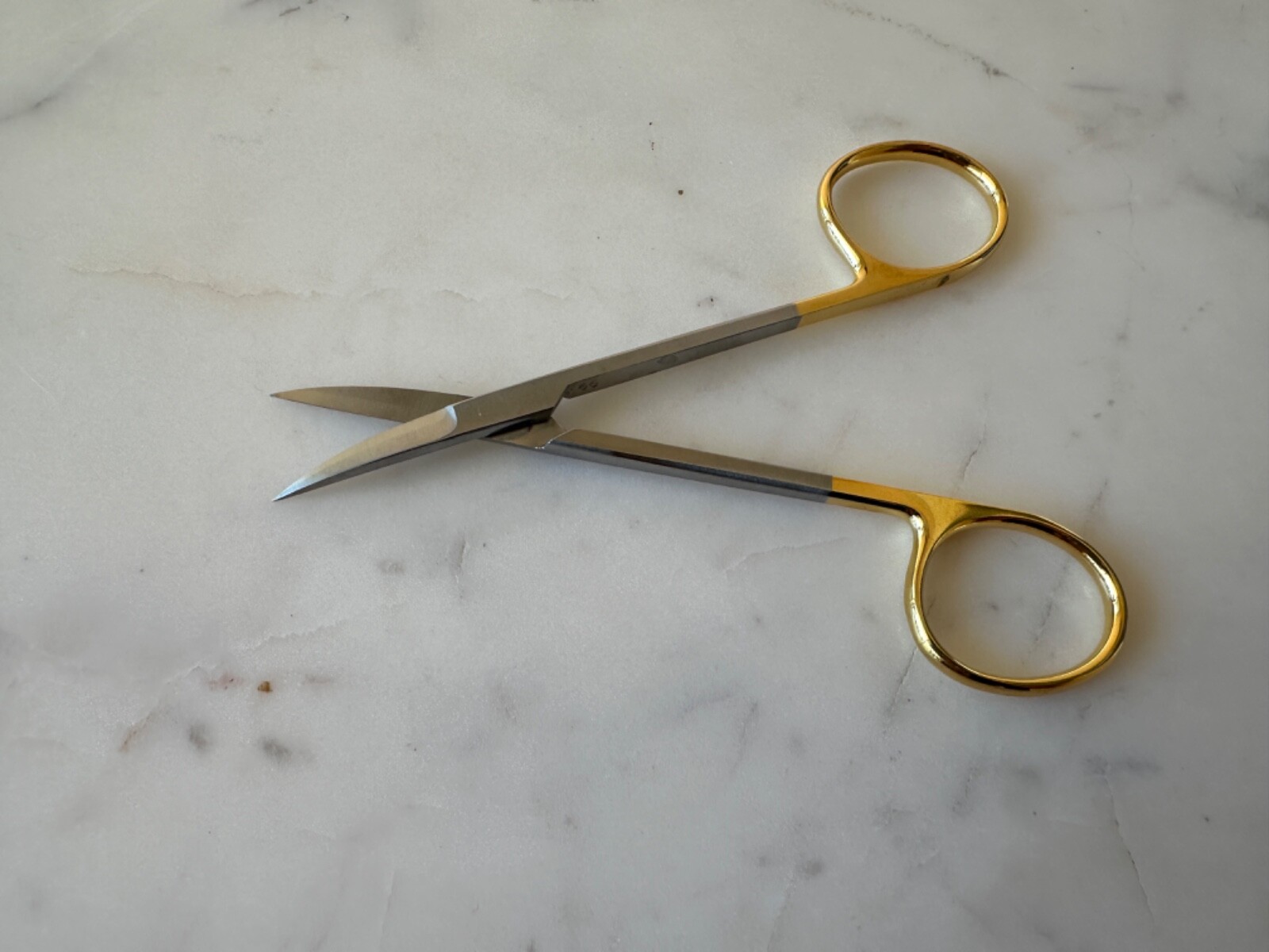 🦷HU-FRIEDY SCISSORS IRIS #S5083 ANGLED, PERMASHARP 11.5CM