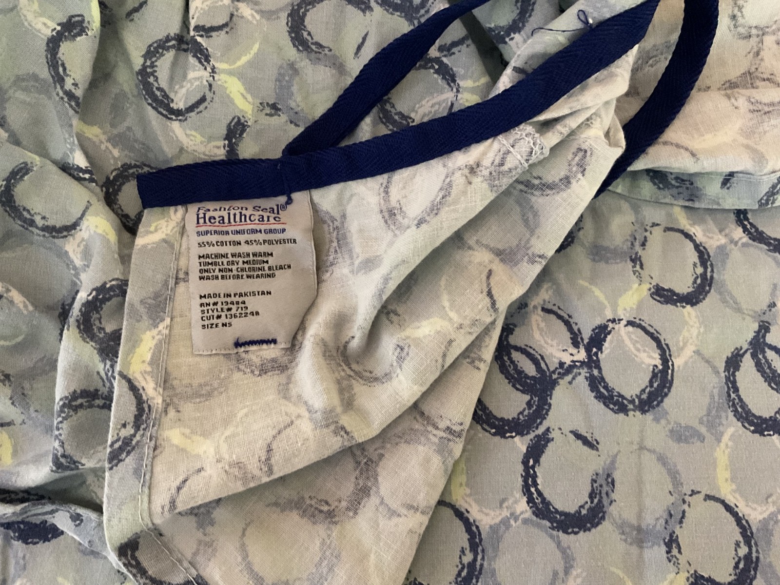 Medical Hospital Gowns – 24 Total in HDX Tough Tote bin