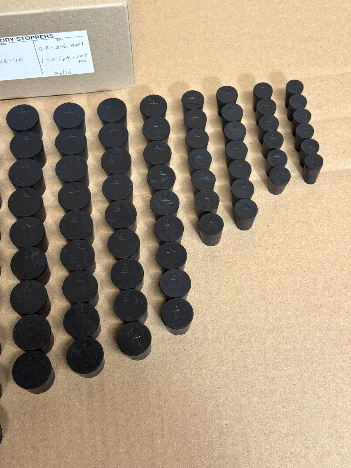 Cole Parmer Black Rubber Stoppers, Assorted Sizes 00-8, 107 Pack New