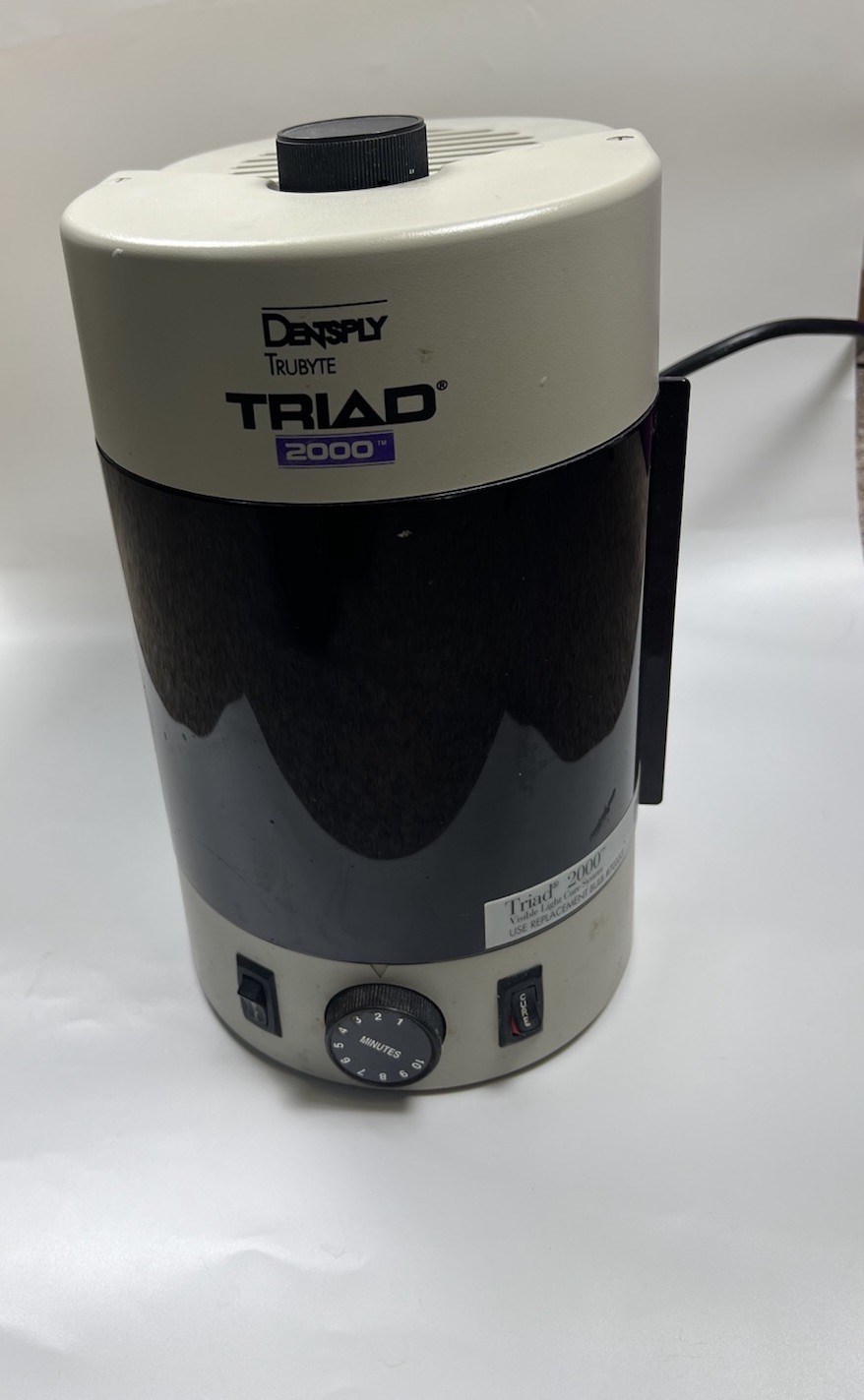 (Pre-owned) Dentsply Trubyte TRIAD 2000 Visible Light Curing System