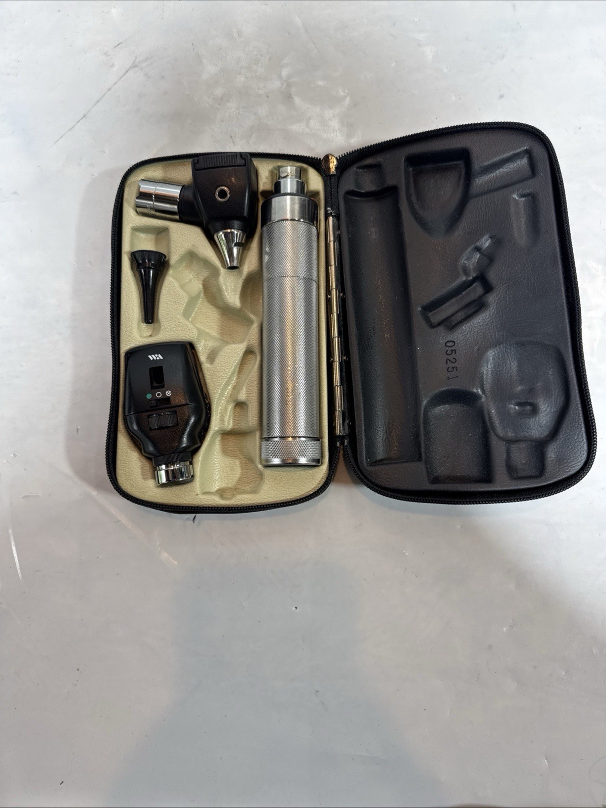 Vintage Welch Allyn Diagnostic Set Otoscope in Case *tested W/new Battery