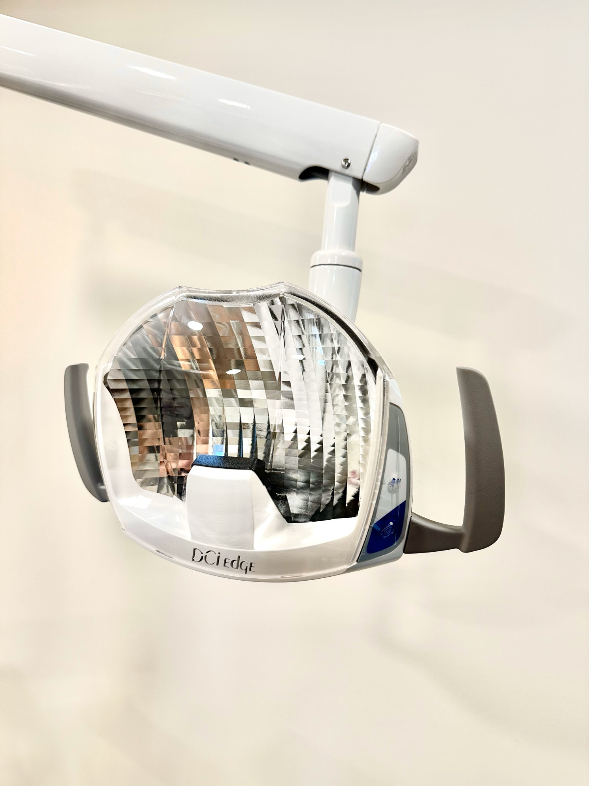 DCI Edge Series 4 Light – Post Mount, 115V, White (Dental )