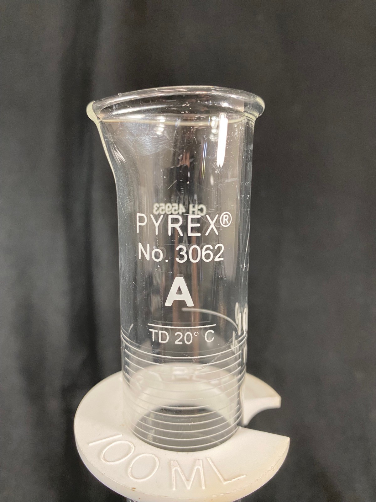 PYREX Glass 100mL Single Metric Certified Class A TD Graduated Cylinder 3062-100