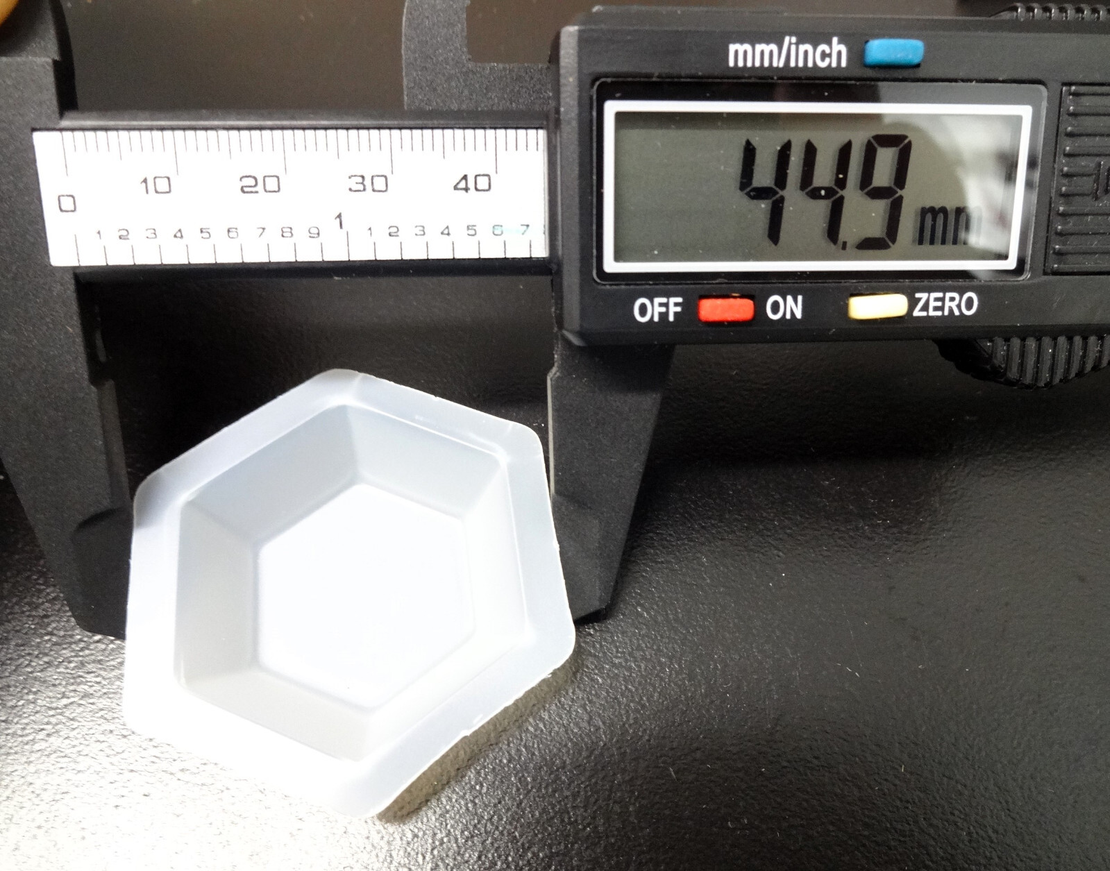 FISHER BRAND Polystyrene Flat Bottom Hexagonal Weighing Dish 02-202-100 (500/pk)