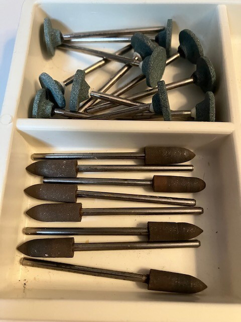Lot Laboratory Brown polishing points and Green Stones + Tray.