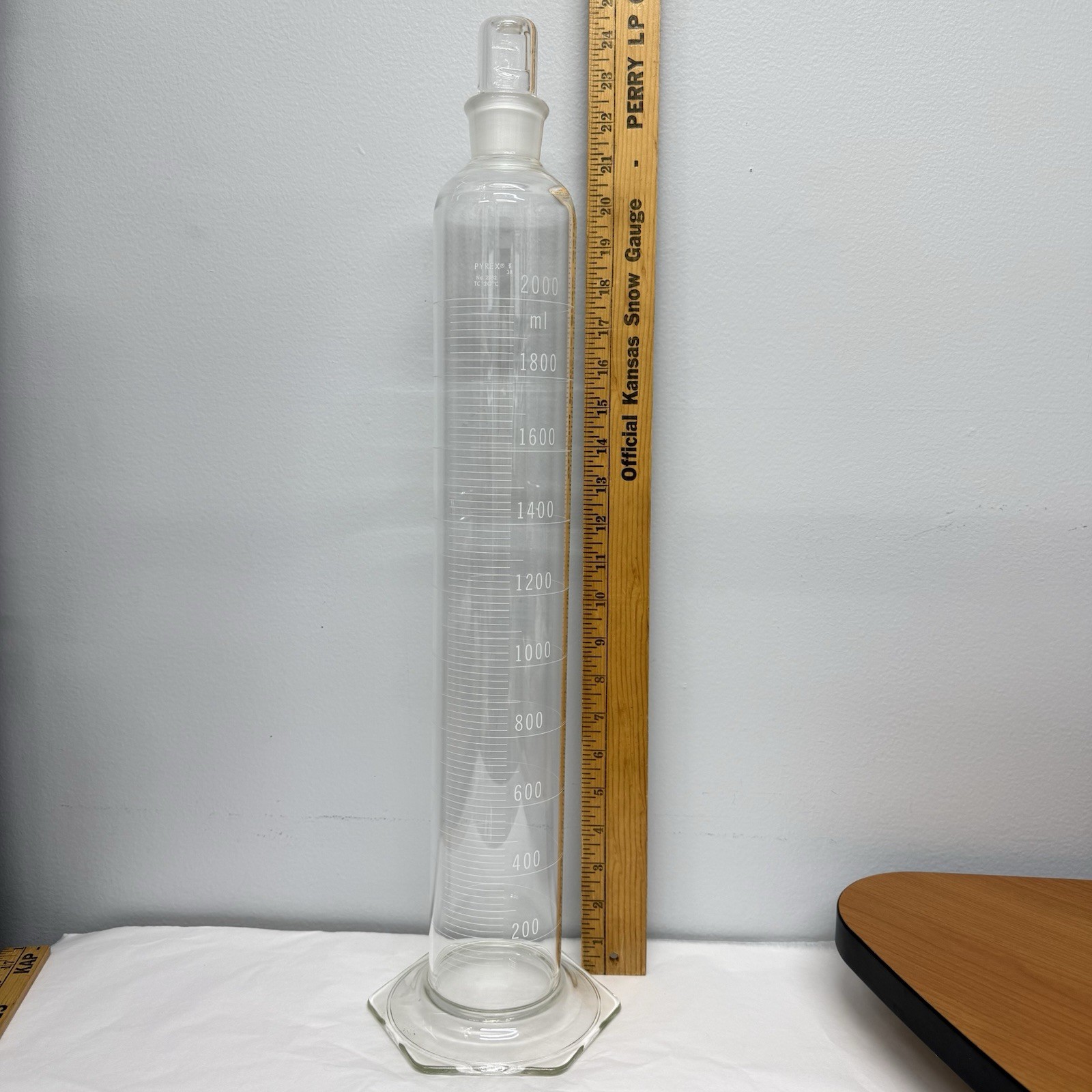 PYREX Glass 2000 ml Graduated Measuring Cylinder w/Stopper #2982 TC 20°C Lab