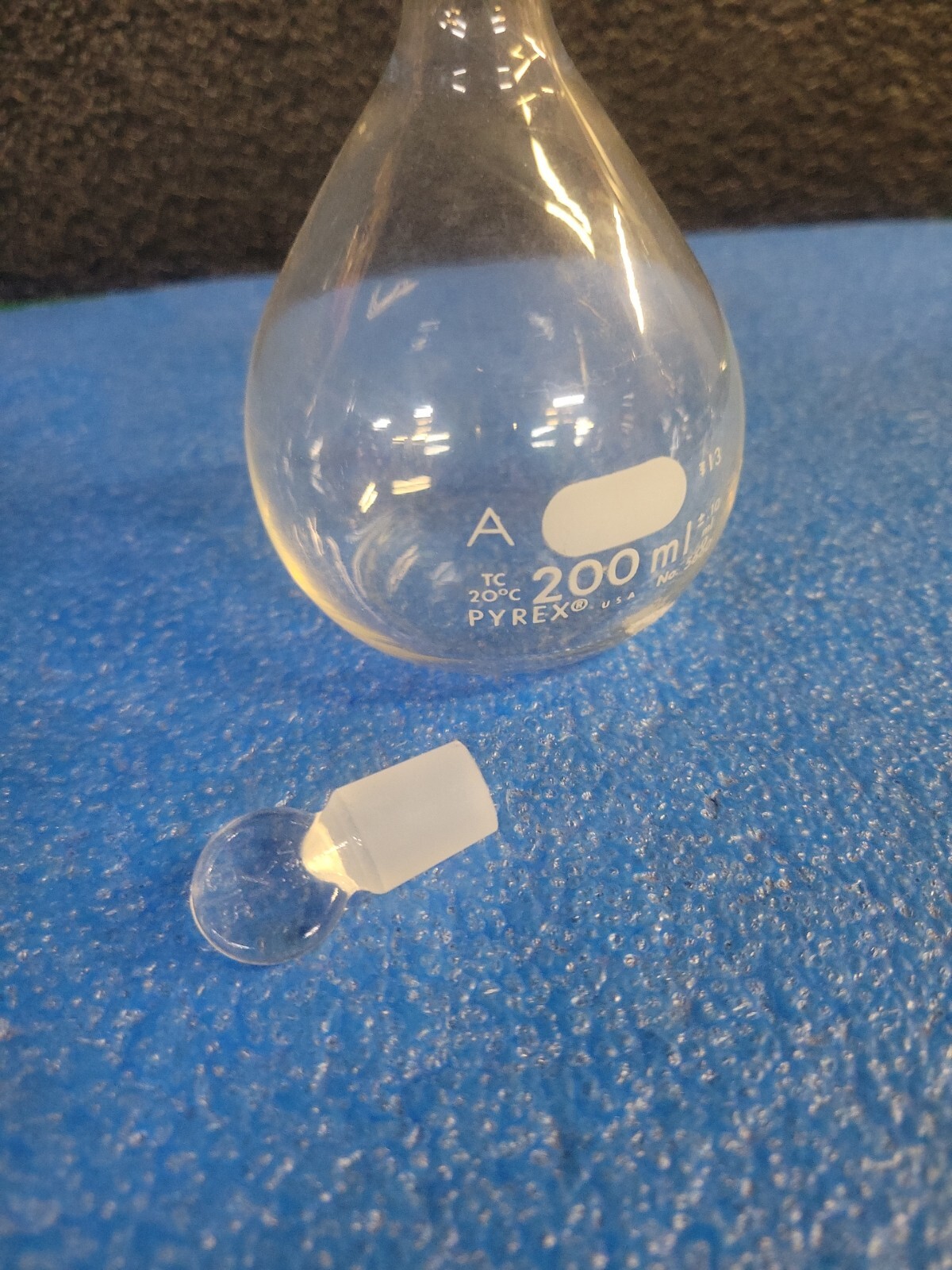Pyrex 5640 -200mL Glass Volumetric Flask w/ Stopper
