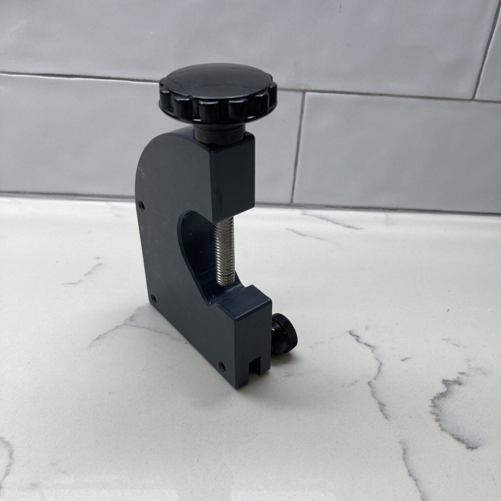 ICU MOUNT HOLDER FOR IV POLE MOUNTING MONITORING (LAM-3020)