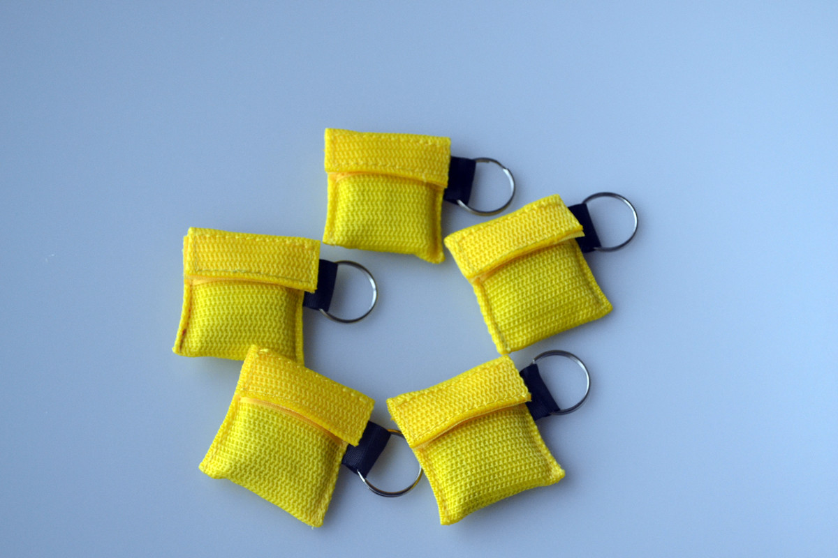 200pcs Random Color CPR No Label Nylon Keychain Transparent CPR Mask CPR Kits