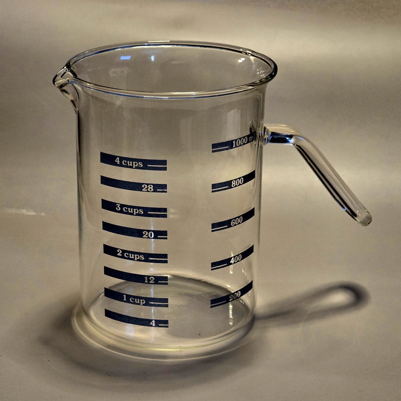 Borosilicate Glass Chemistry Lab Beaker Measuring Cup Pour Spout Handle 1000 ML