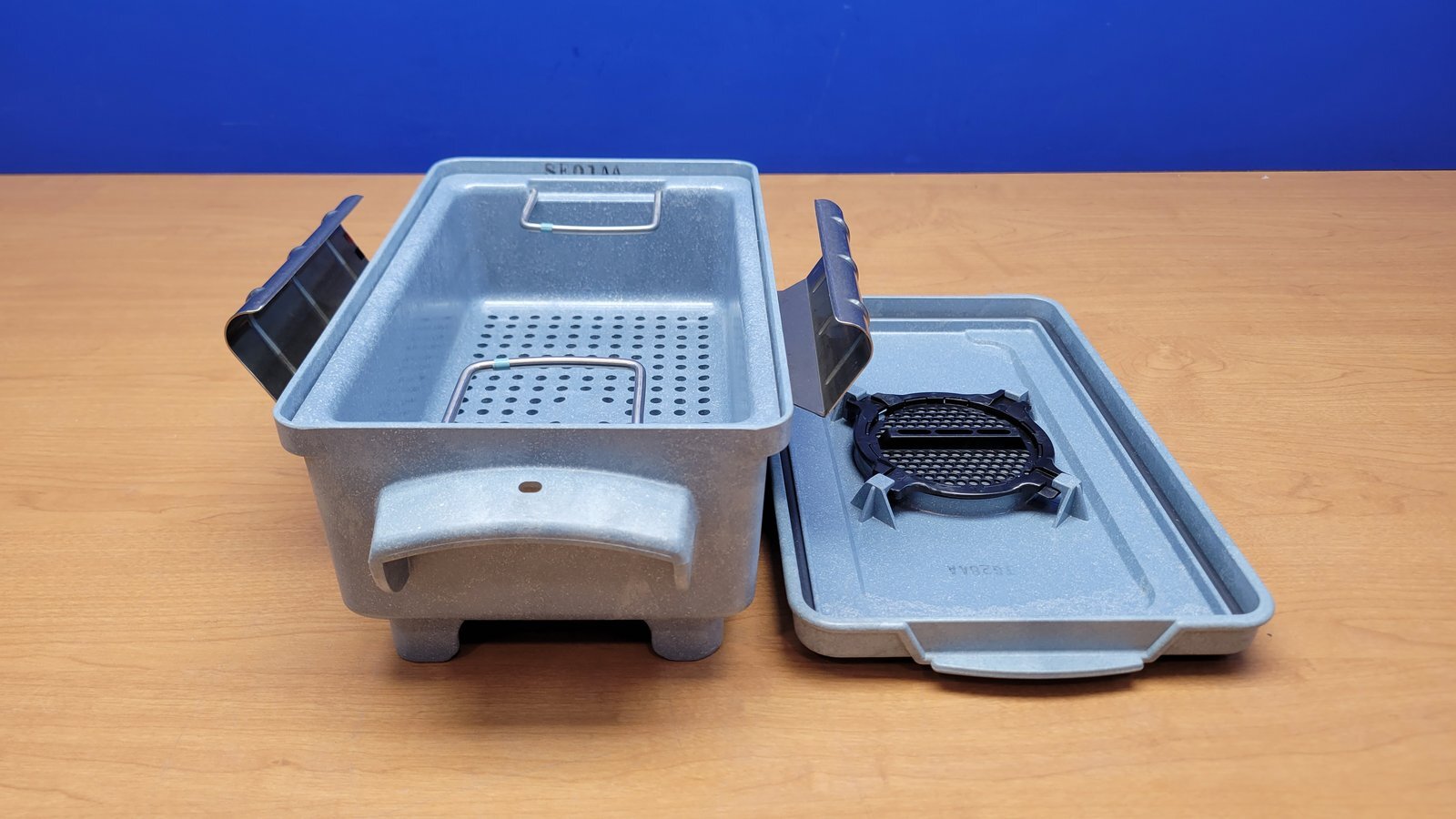 STERIS STERILIZATION CONTAINER – 12 3/8 IN.X 7 1/2 IN.X 5 1/2 IN. – SE01AA