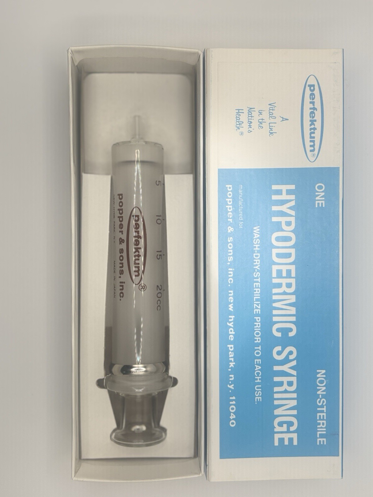20 cc Luer glass tip syringe 20 mL Luer-lock/Luer-tip glass syringe).