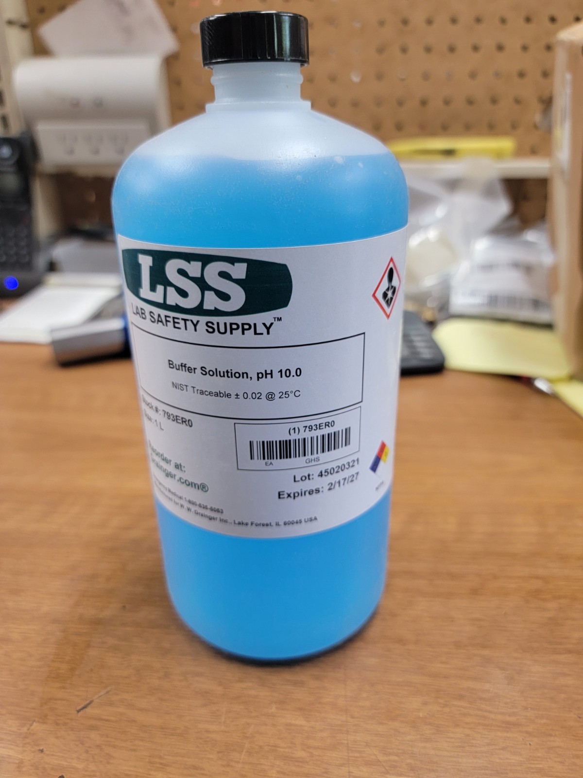 Lab Safety Supply 793ER0 Buffer Solution,pH 10.00,1L,Plastic 793ER0