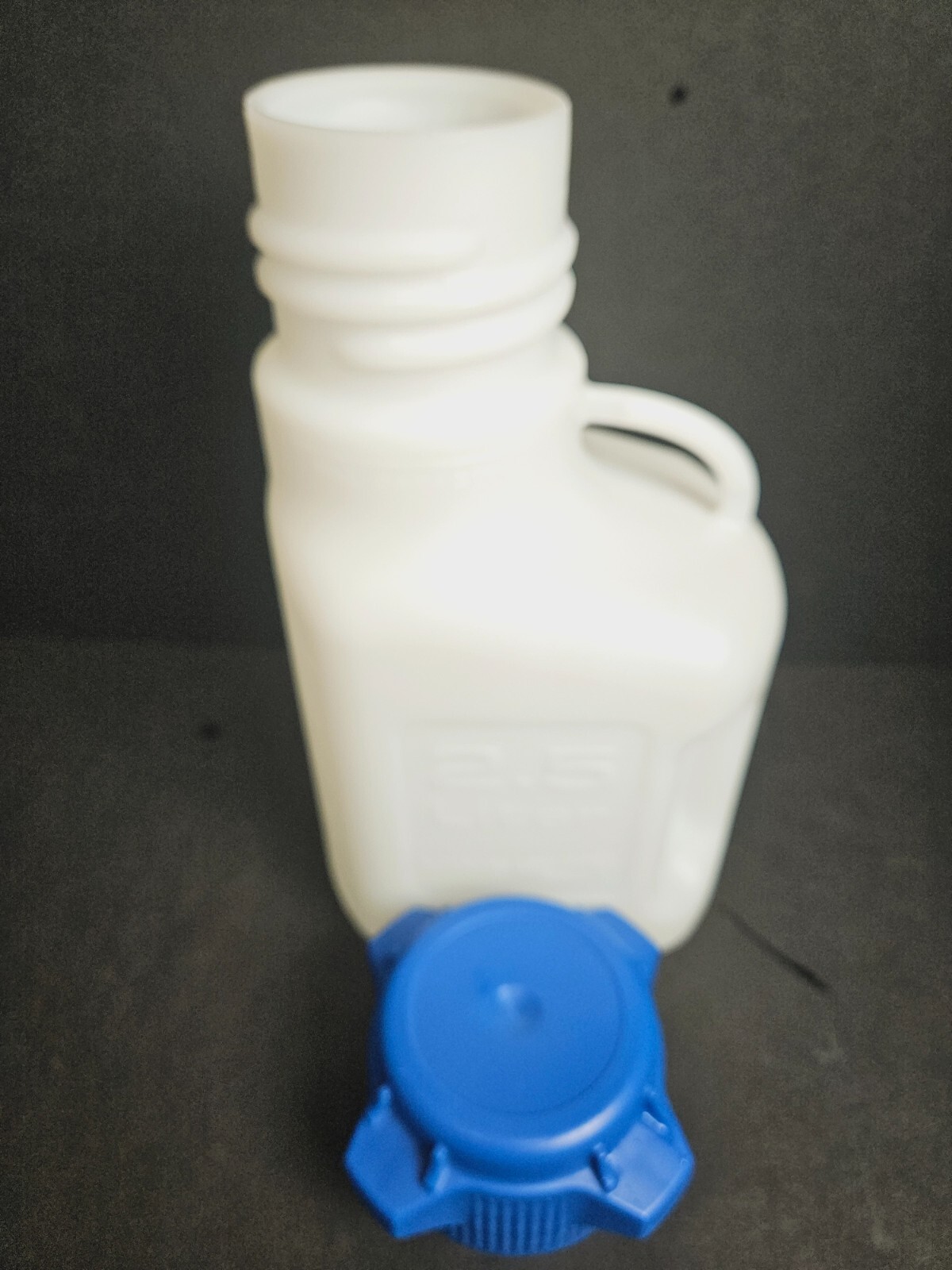 VWR Carboy HDPE 2.5 L with Screw Cap