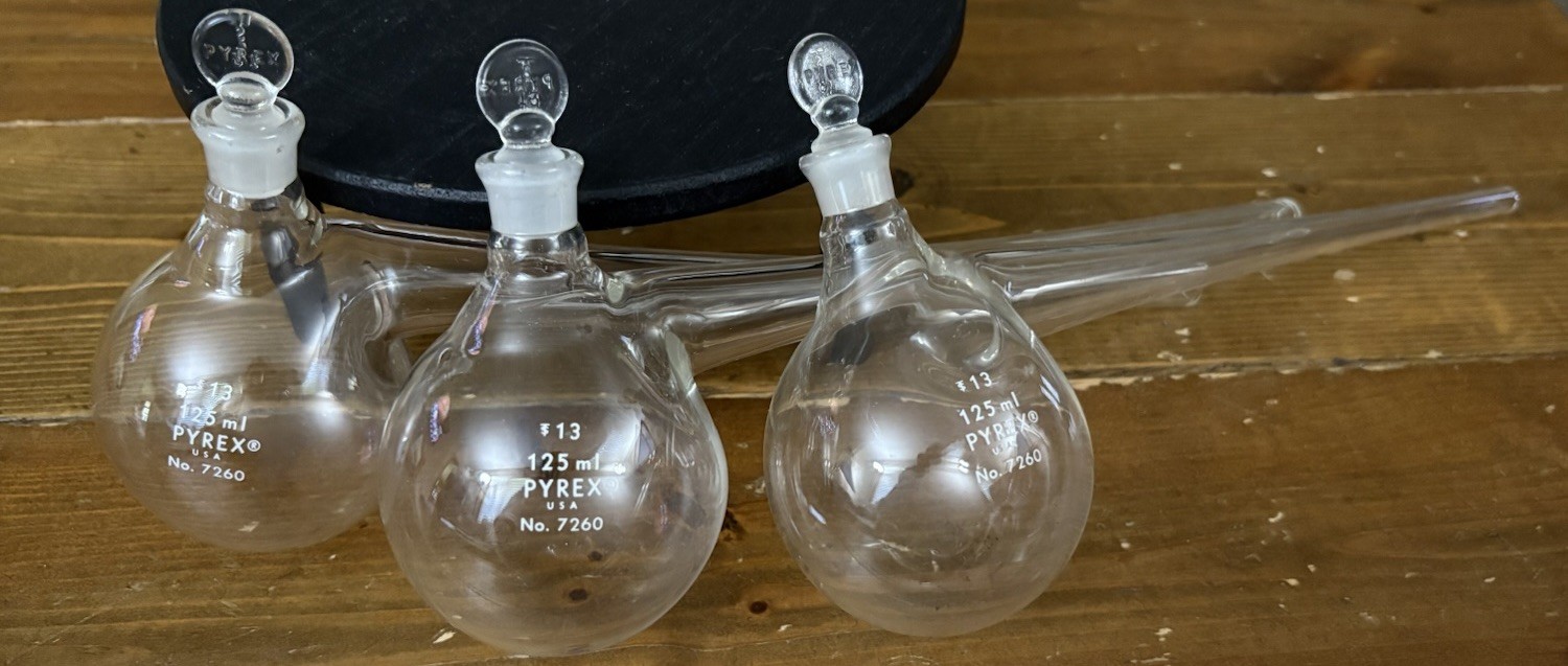 VTG – PYREX #7260 – 125 ML Retort Distiller W/ Stopper – 3 Available