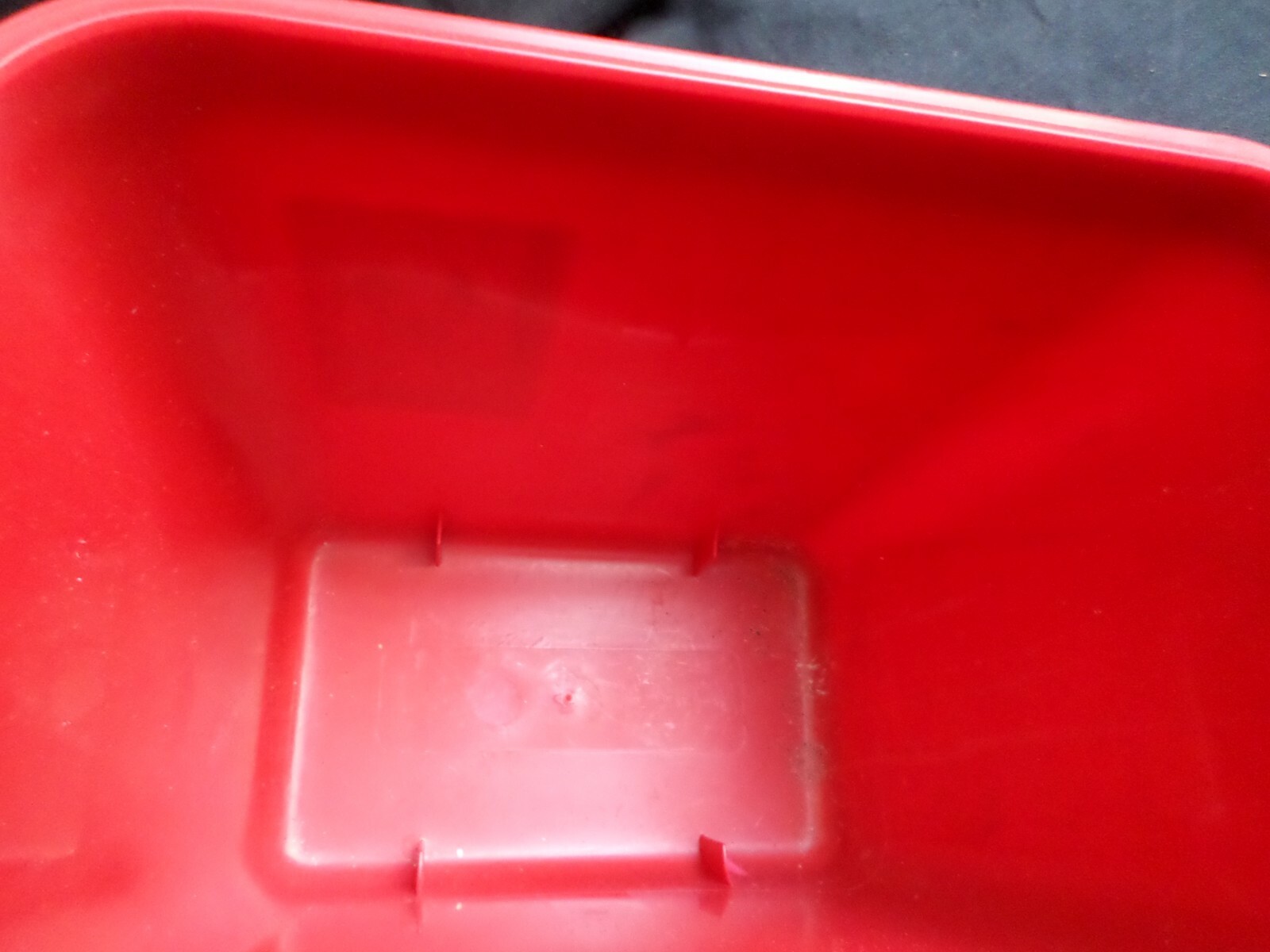 Covidien Kendall 2 Gallon Sharps Collection Container, No Lid, Red, 8970