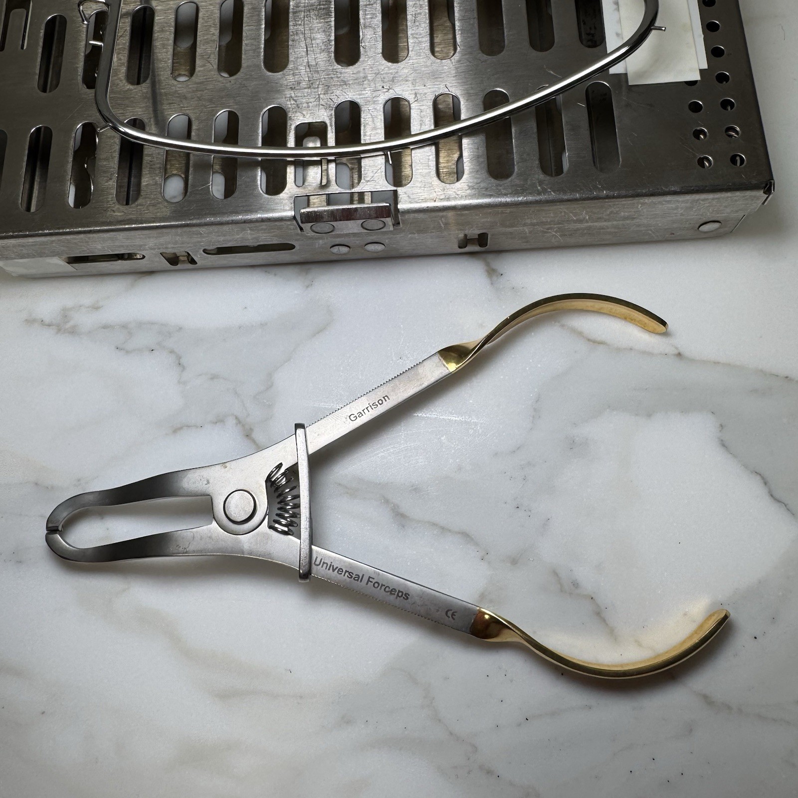 Hu-Friedy Cassette w/ Garrison Universal Forceps U071 Young 5” Rubber Dam Frame