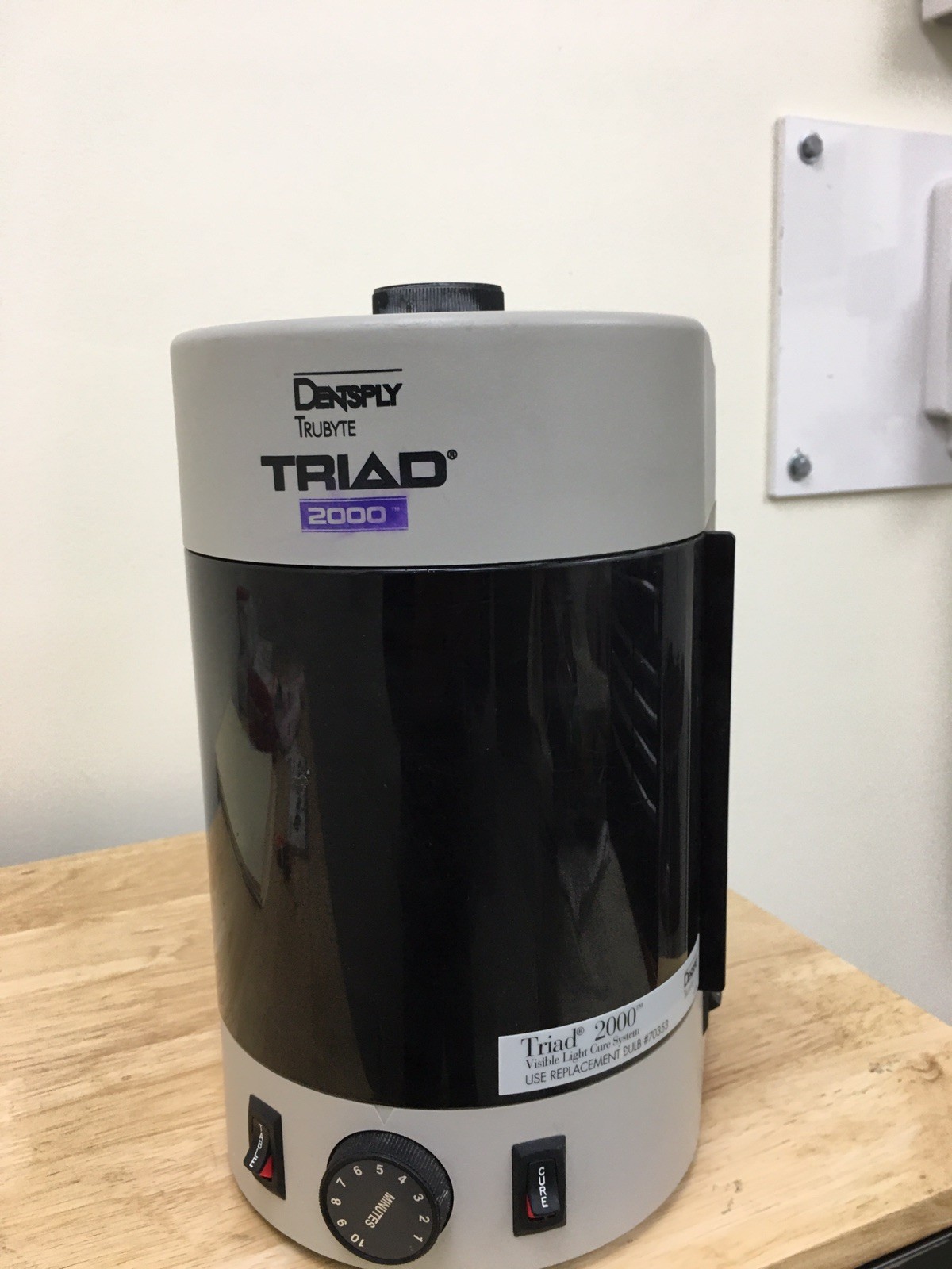 (Pre-owned) Dentsply Trubyte TRIAD 2000 Visible Light Curing System
