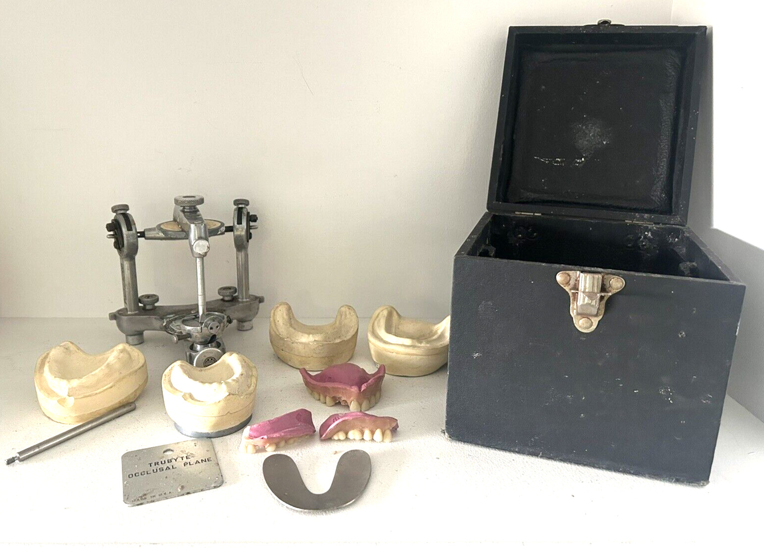 Vtg Hanau Dental Articulator Mounting Plates and Carrying Case