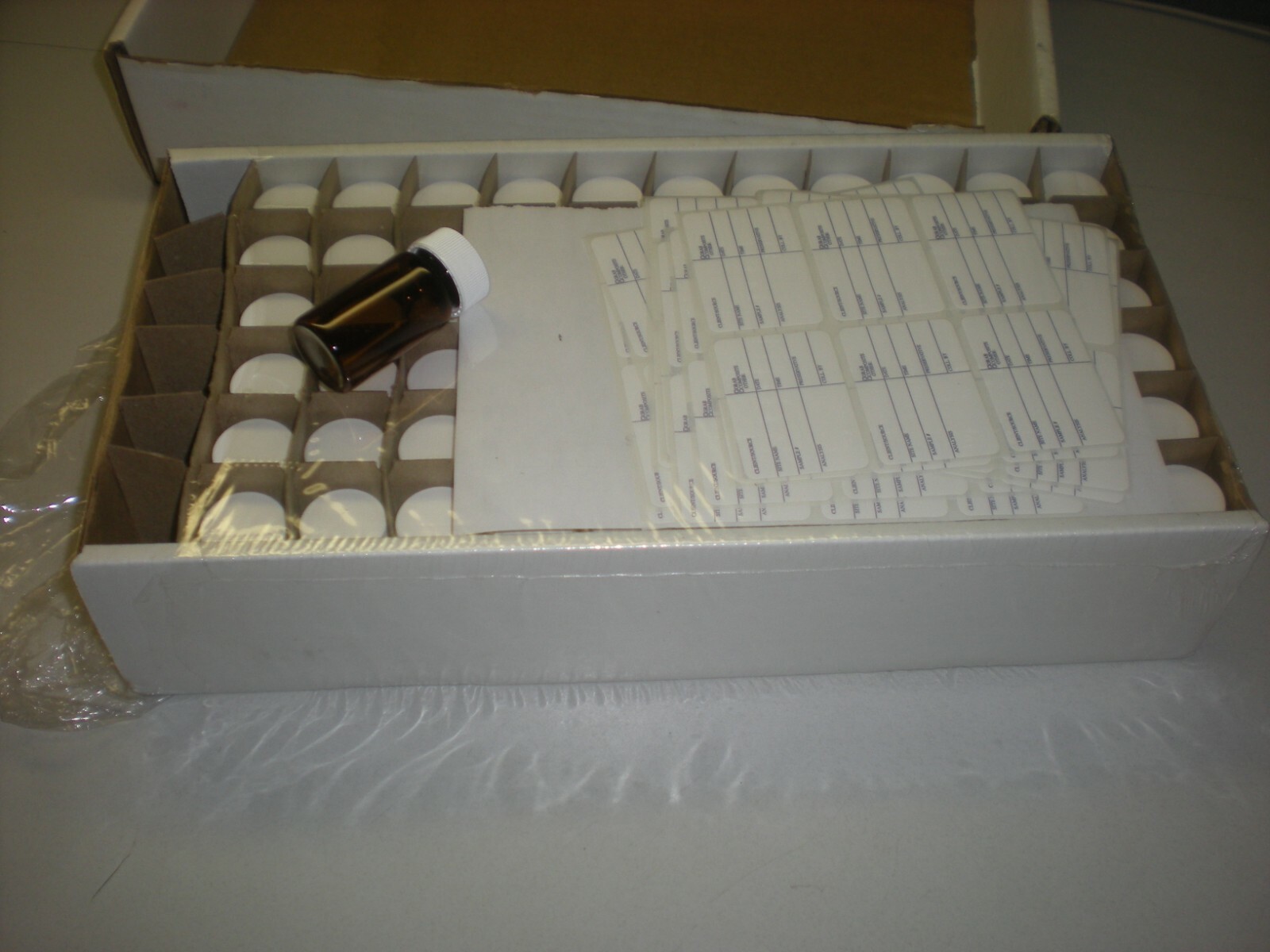 Lot of (67) Chrom Tech 9A-121-2 – CTV-6262 Glass Vials (5 missing from box)