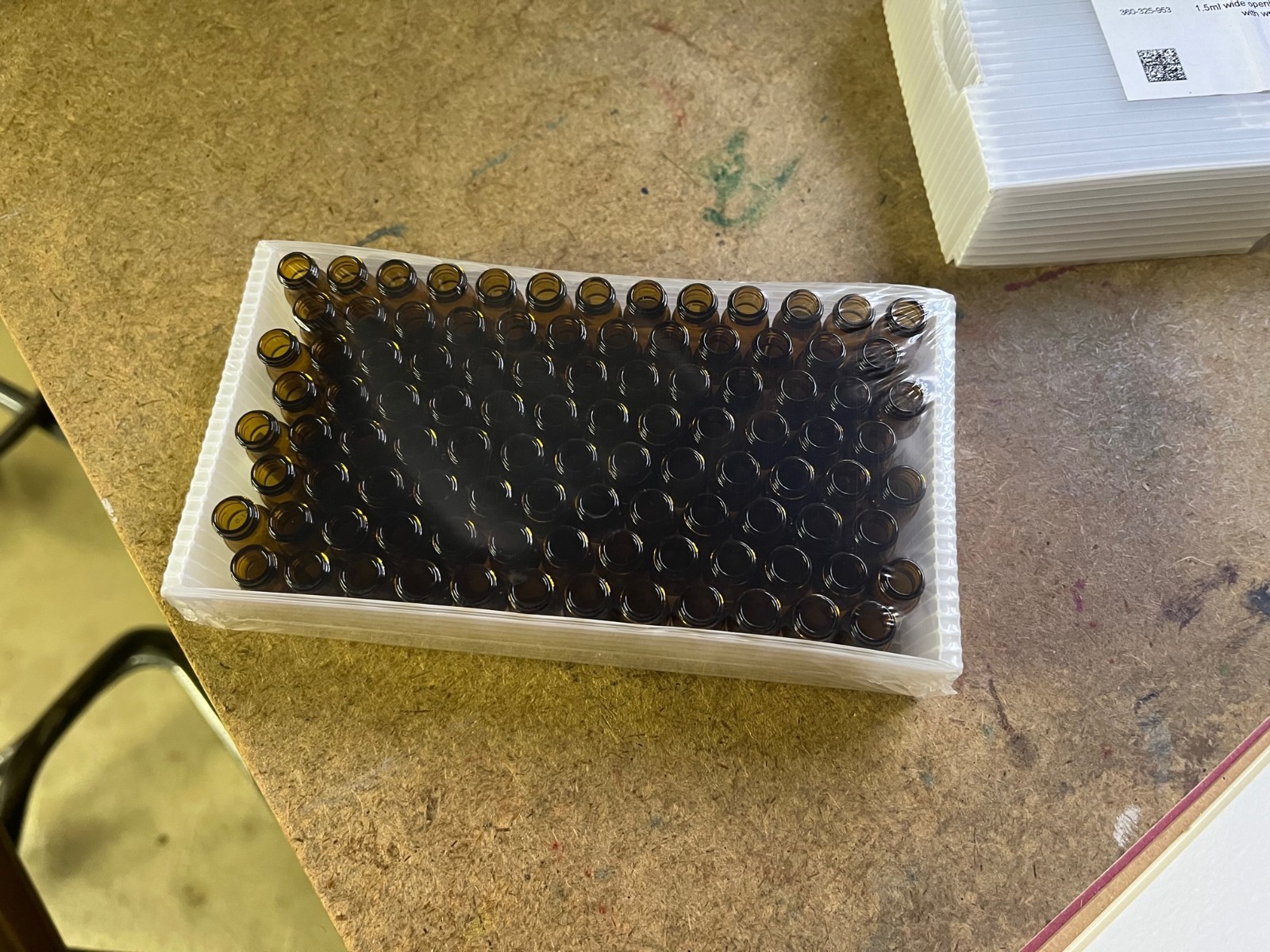 100Pcs 1.5ml Amber Vial w/write-on spot 11.6×32 mm + w/Blue Screw Caps
