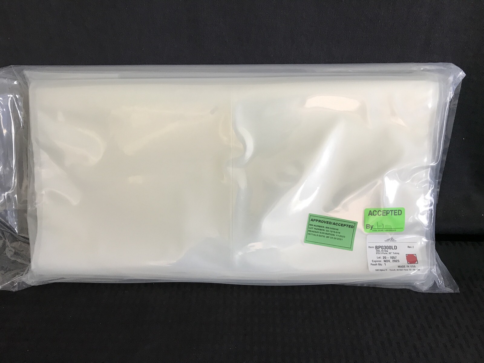 SAINT-GOBAIN 300L 3D Bag Std 3-Ports for Cylindrical Tanks 19x19x52.5” BP0300LD