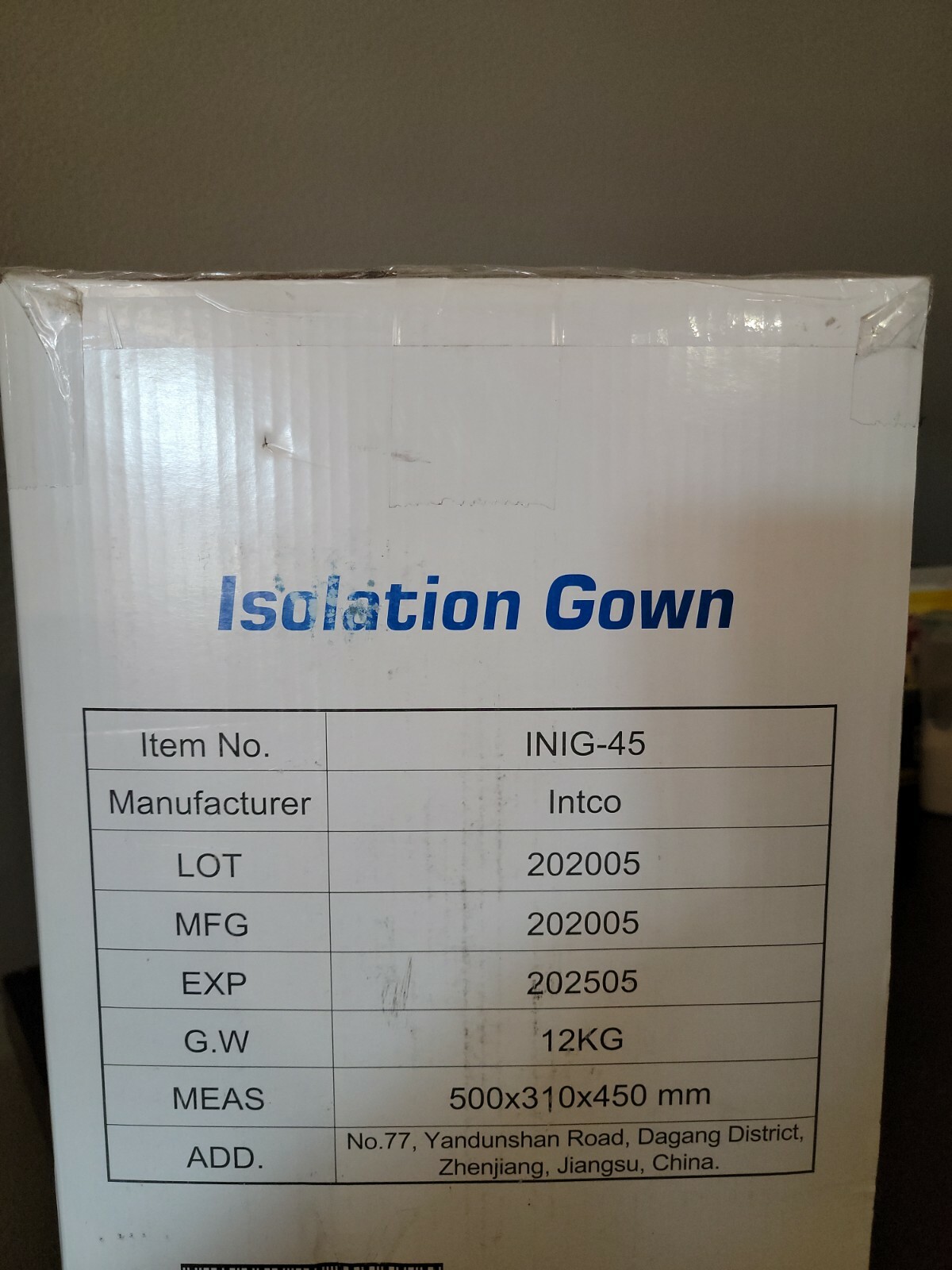 INTCO Single-Use Disposable Non-Surgical Isolation Gowns, White, Case Of 100